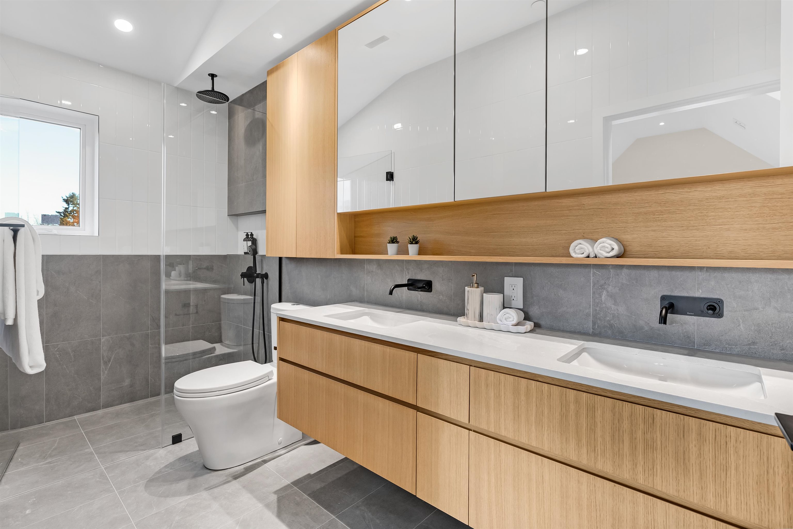 2 2764 W 14TH AVENUE Unit: 2