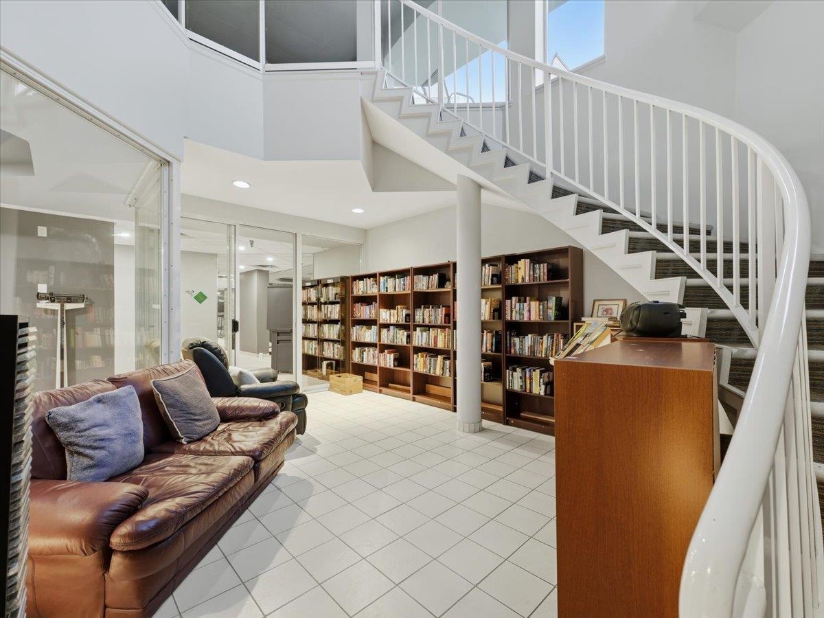 209 168 CHADWICK COURT Unit: 209