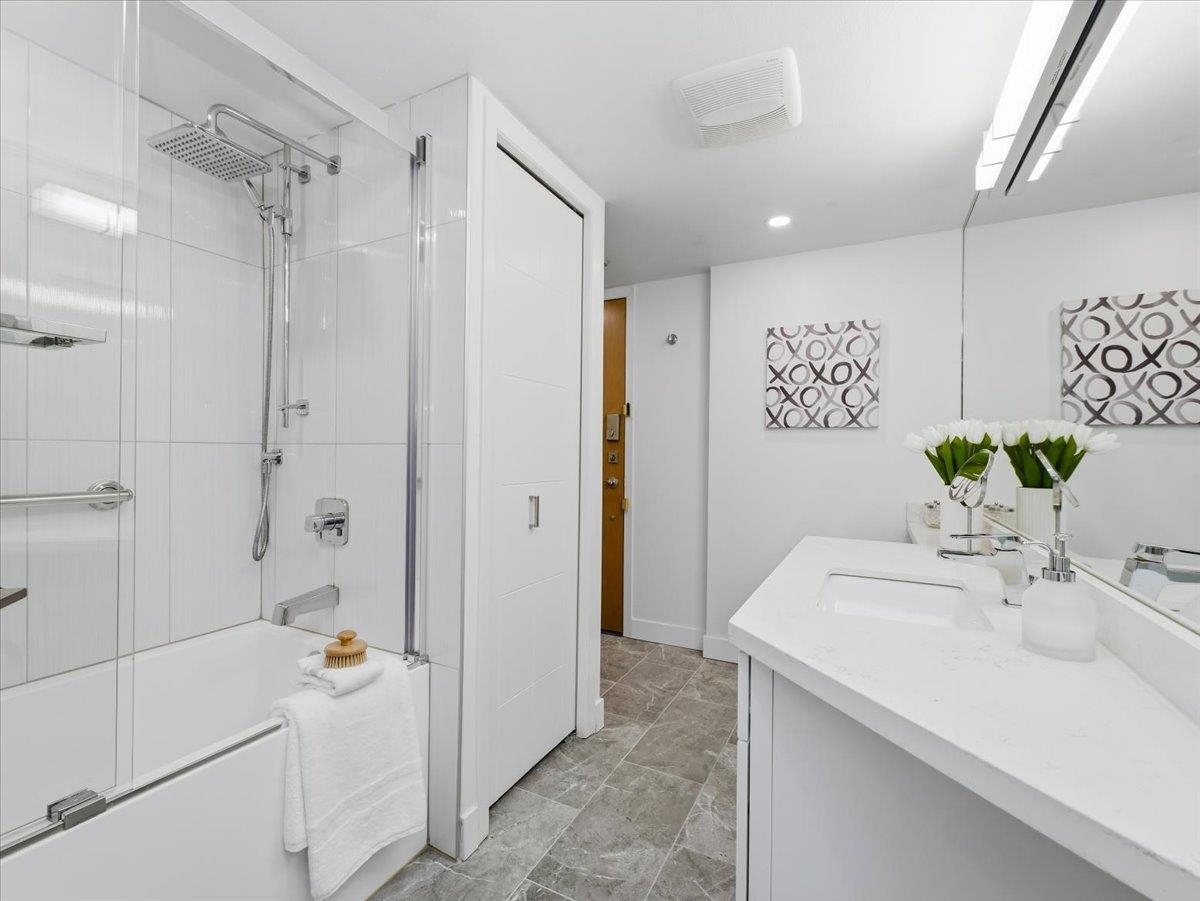 209 168 CHADWICK COURT Unit: 209