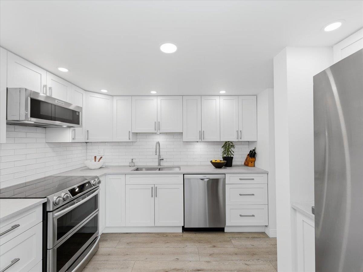 209 168 CHADWICK COURT Unit: 209