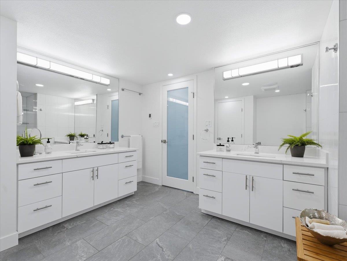 209 168 CHADWICK COURT Unit: 209