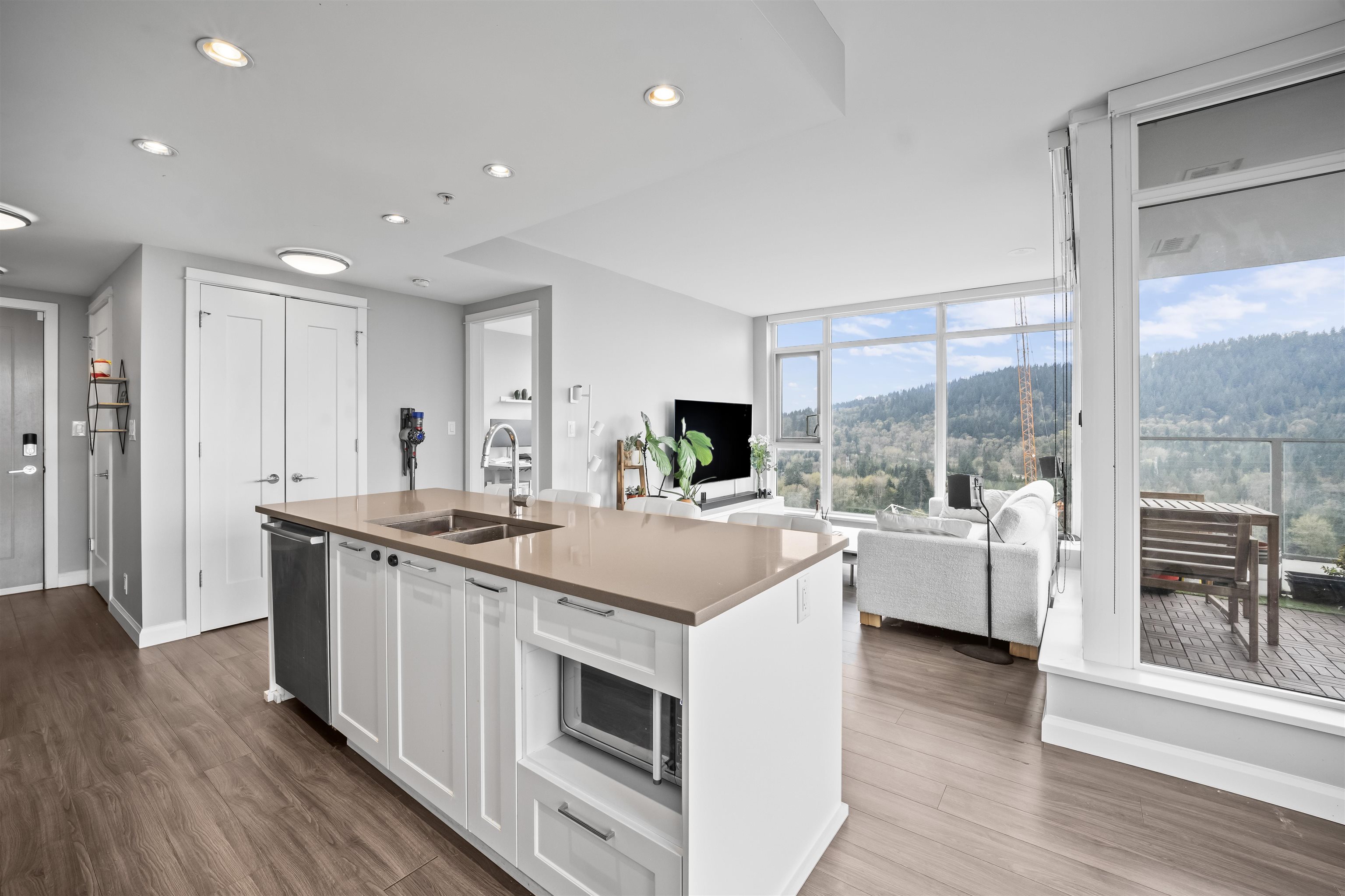 2005 520 COMO LAKE AVENUE Unit: 2005