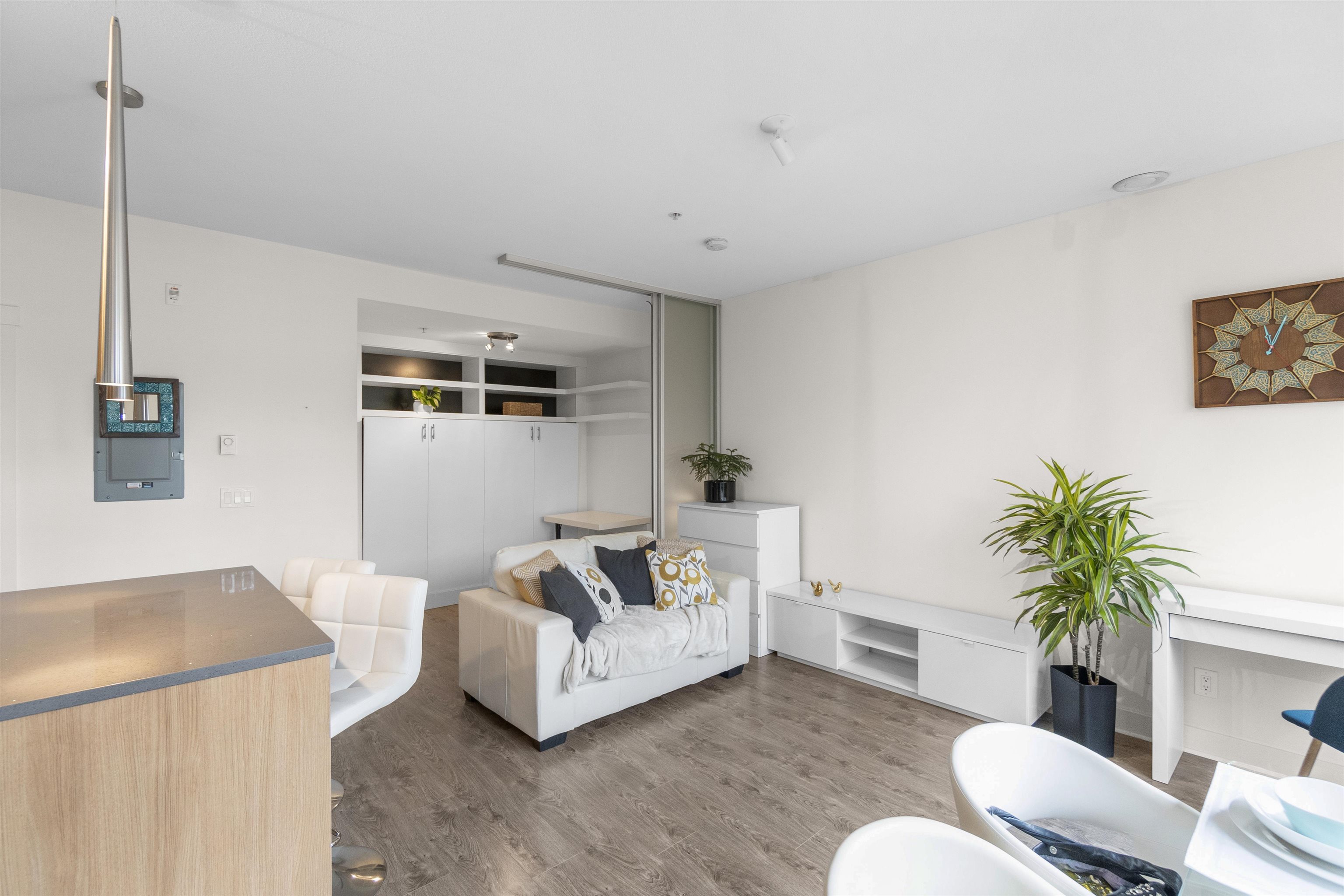 103 735 W 15TH STREET Unit: 103