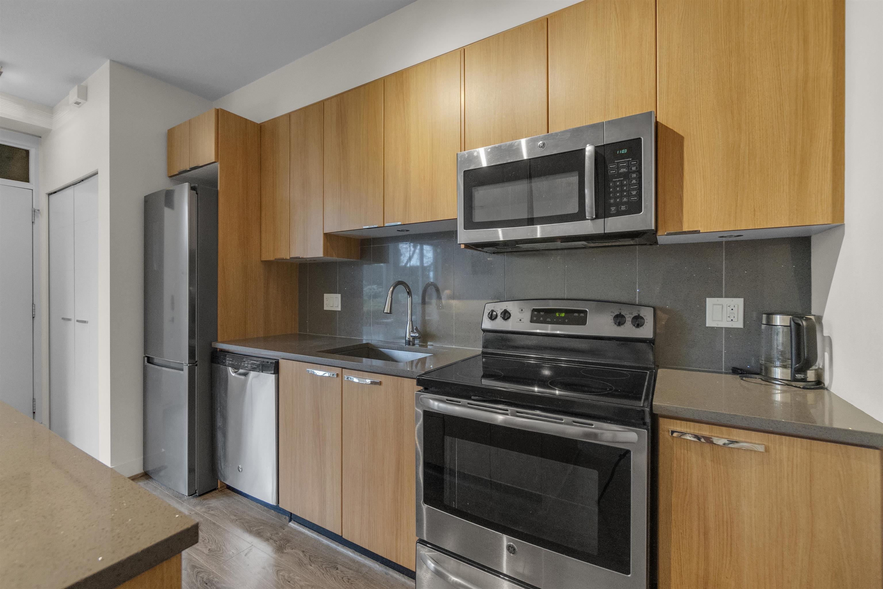 103 735 W 15TH STREET Unit: 103