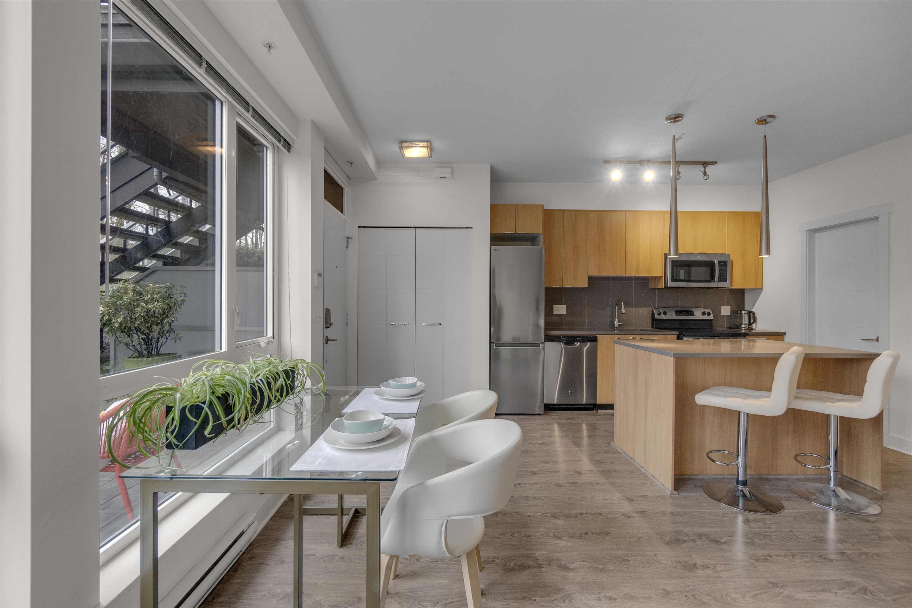 103 735 W 15TH STREET Unit: 103