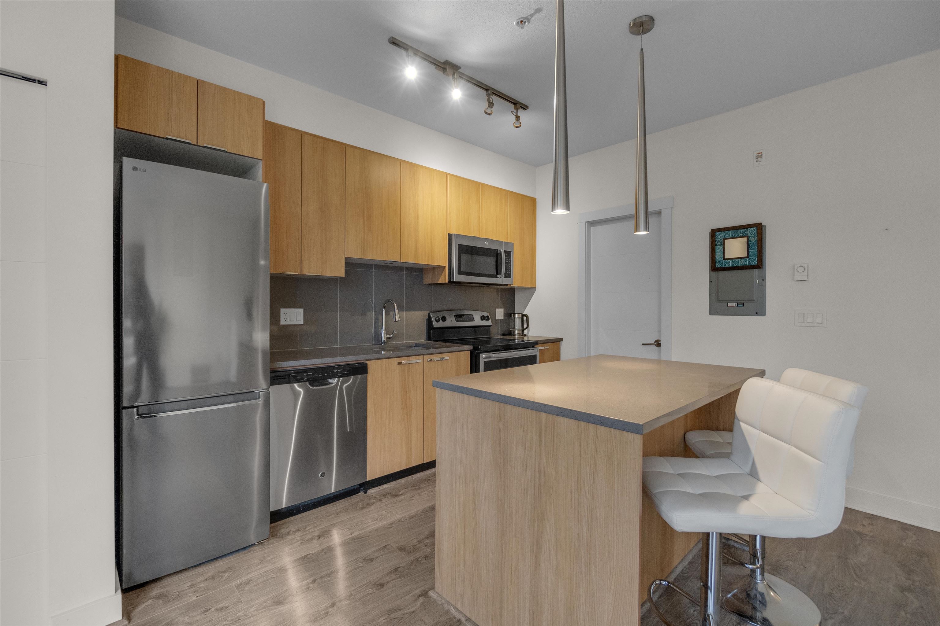 103 735 W 15TH STREET Unit: 103