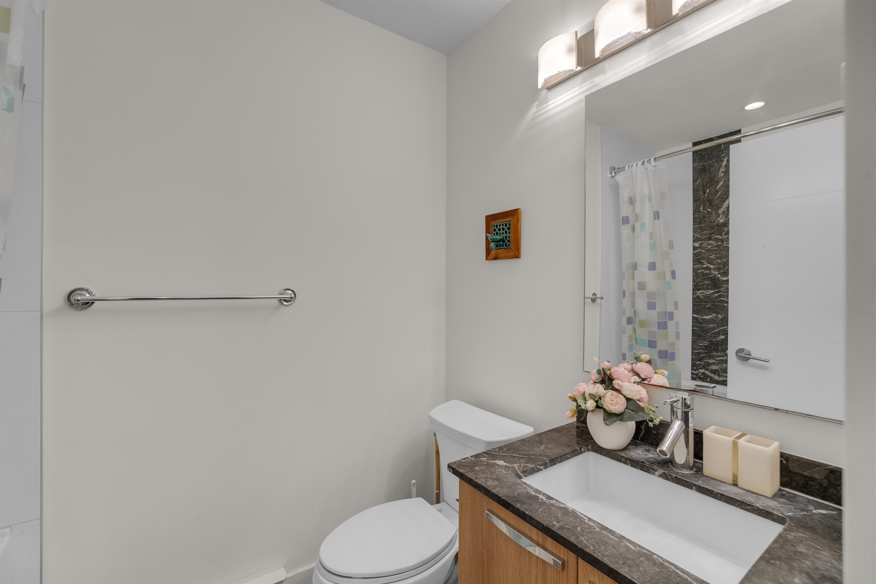103 735 W 15TH STREET Unit: 103