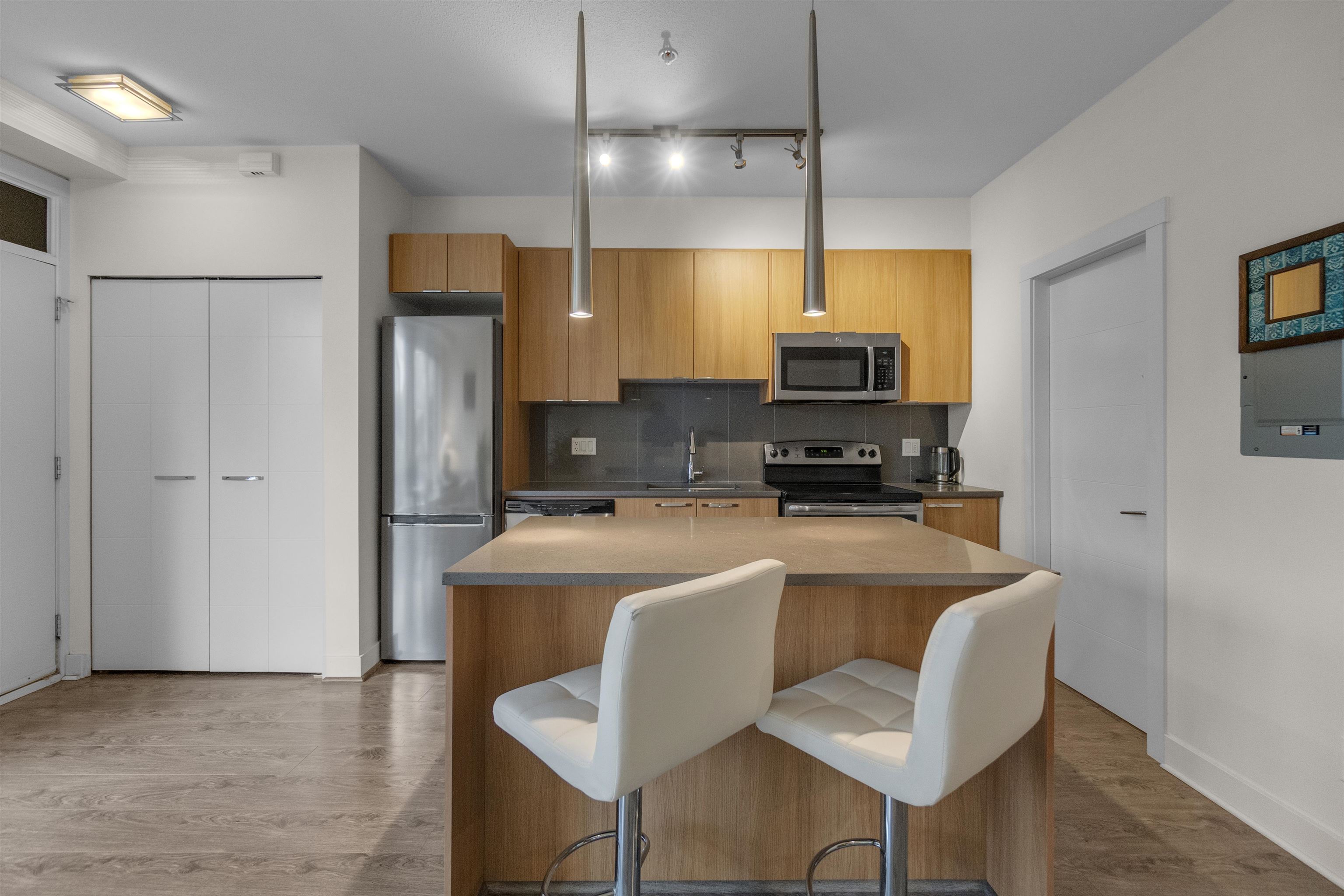 103 735 W 15TH STREET Unit: 103