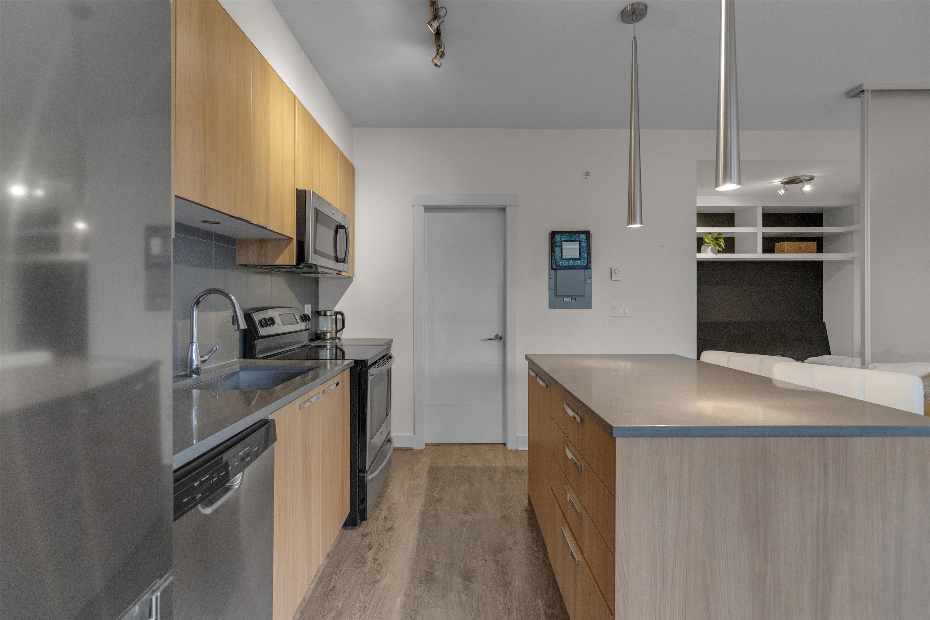 103 735 W 15TH STREET Unit: 103