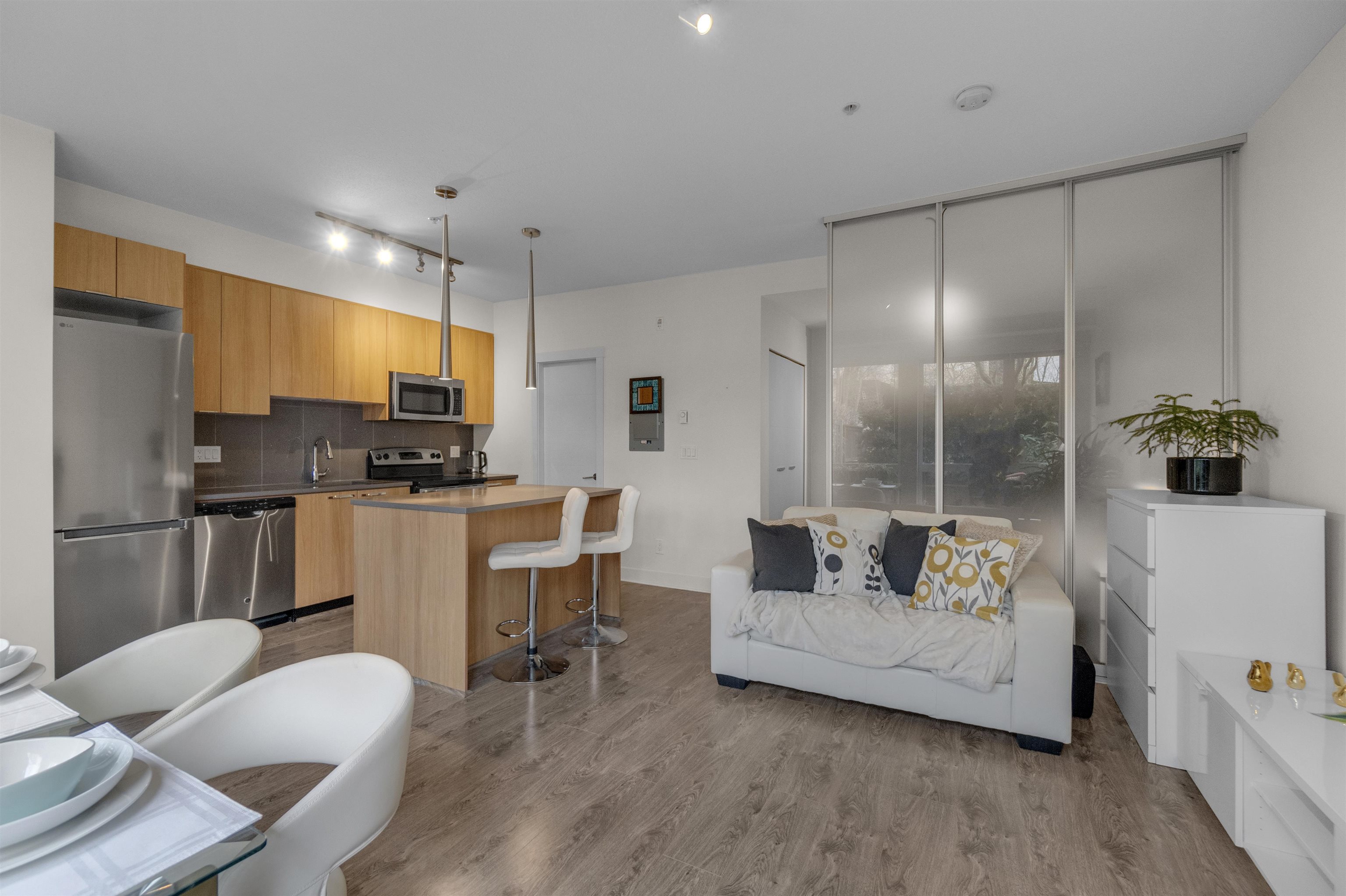 103 735 W 15TH STREET Unit: 103