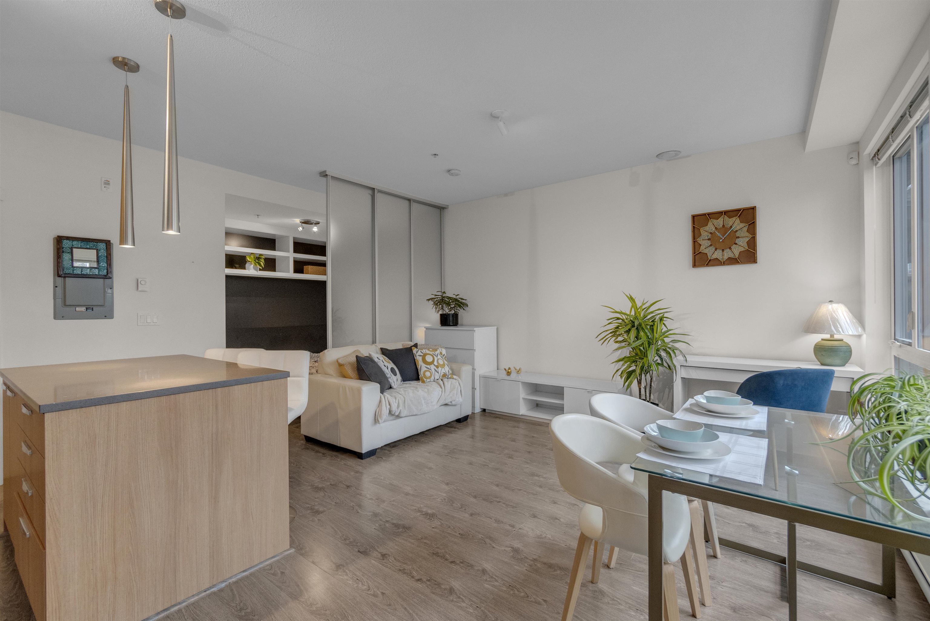 103 735 W 15TH STREET Unit: 103
