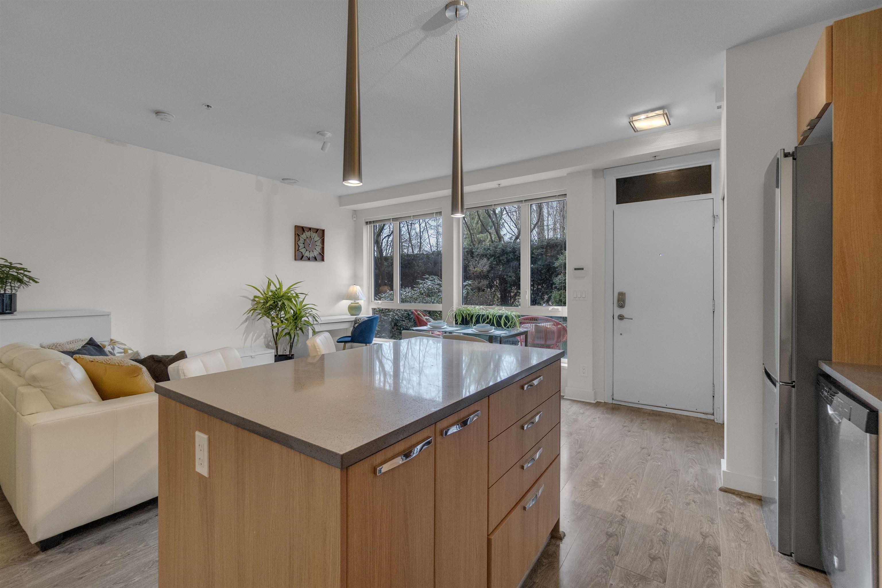103 735 W 15TH STREET Unit: 103