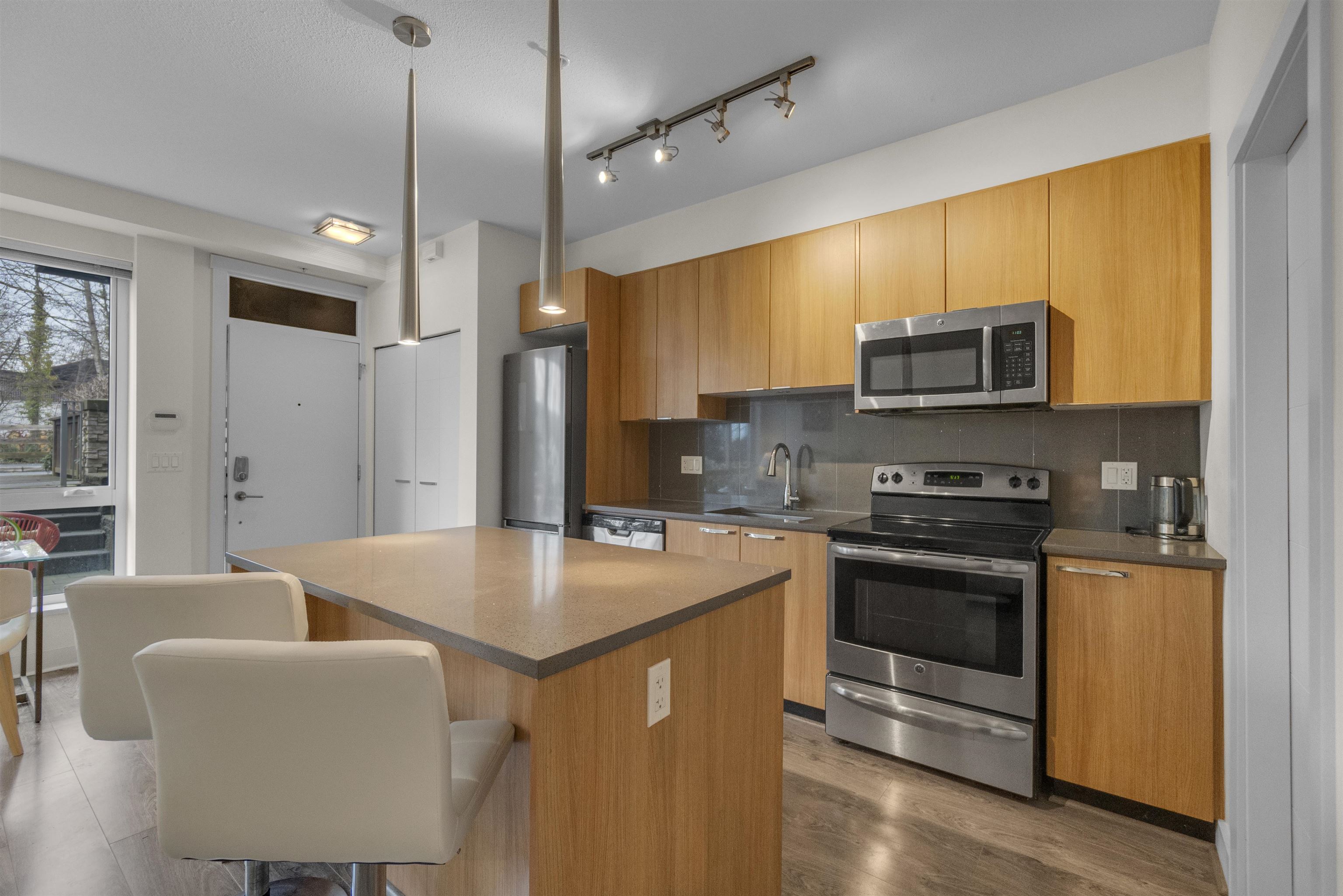 103 735 W 15TH STREET Unit: 103