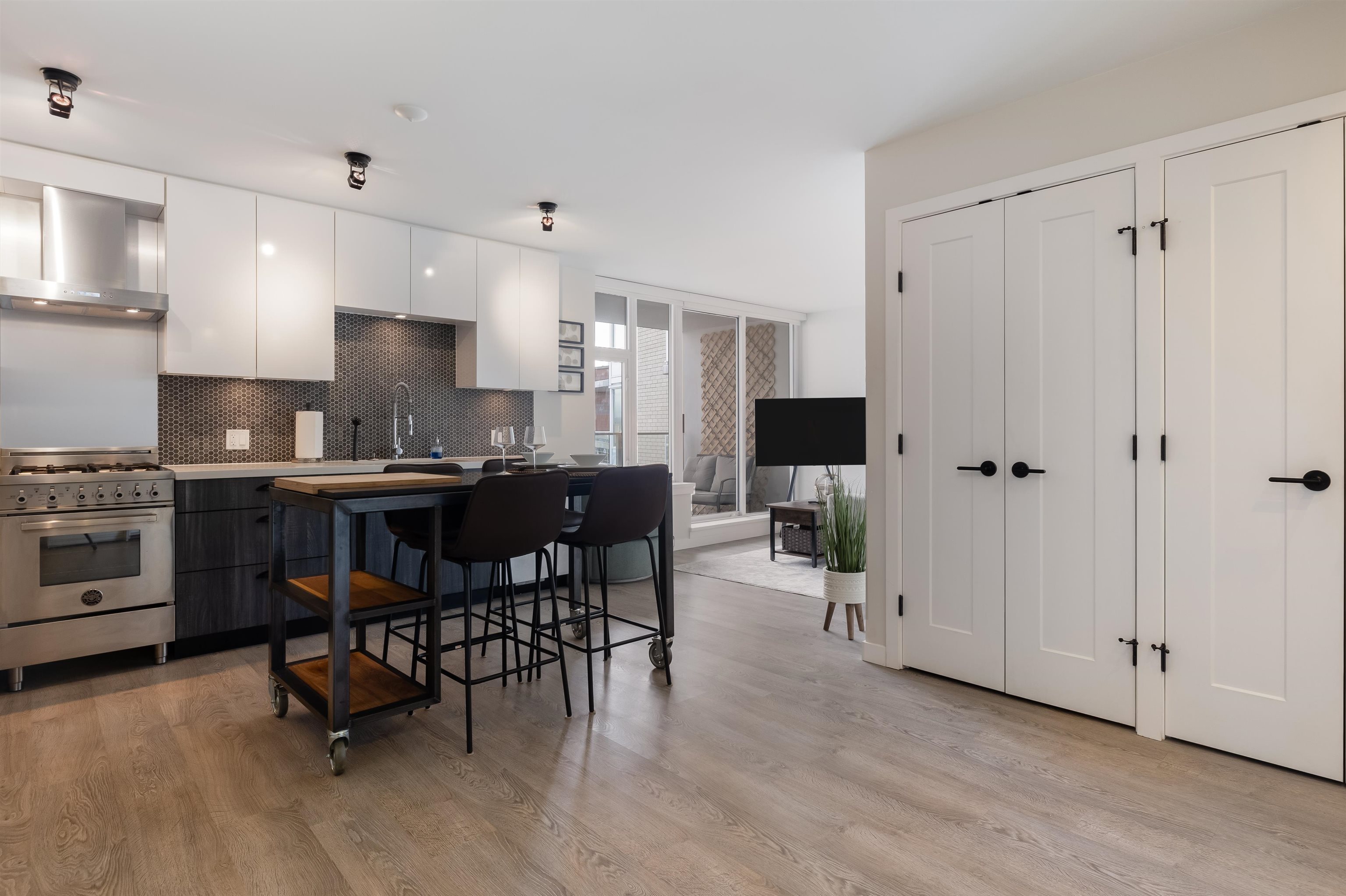 521 311 E 6 AVENUE Unit: 521