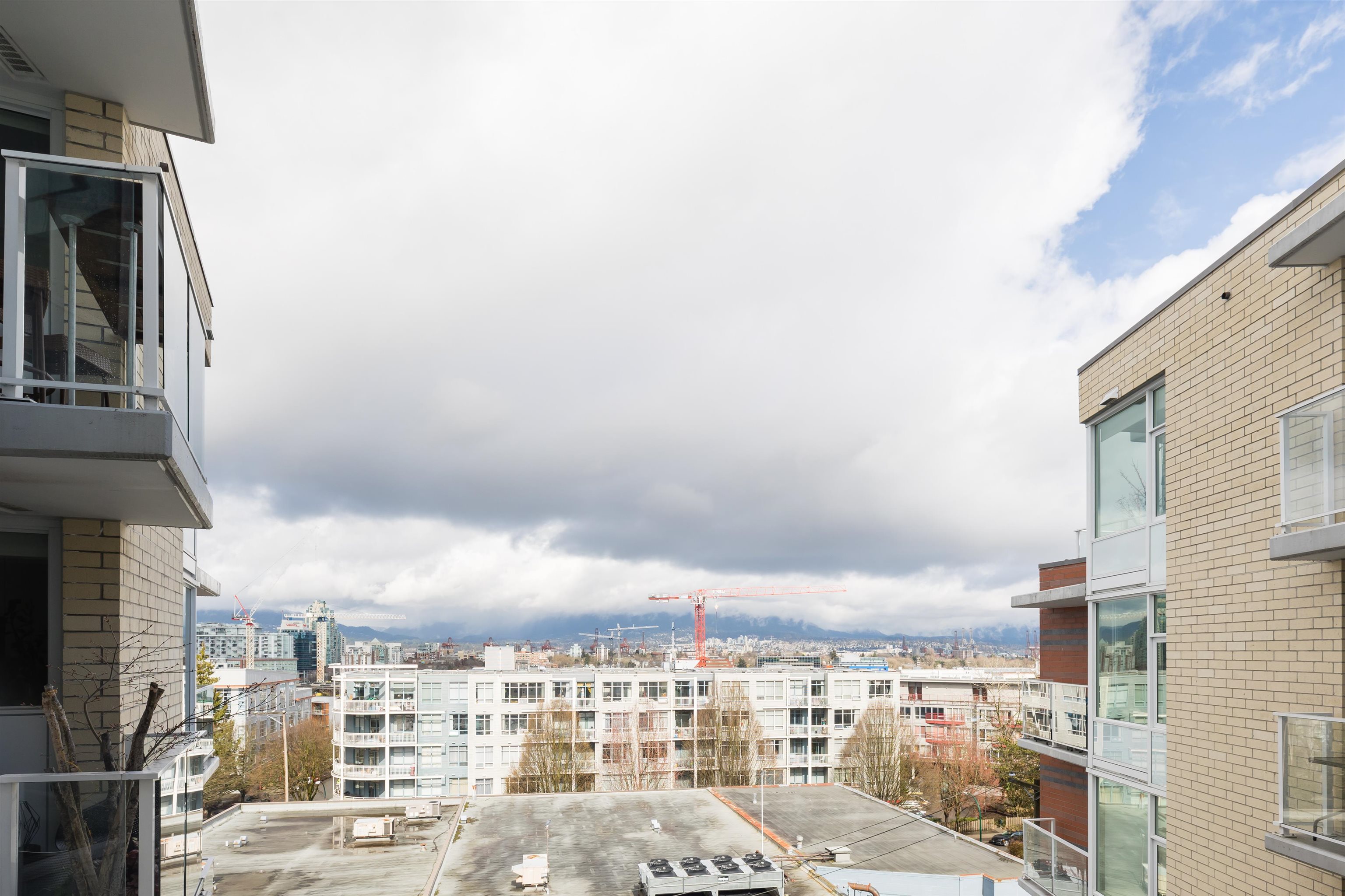 521 311 E 6 AVENUE Unit: 521