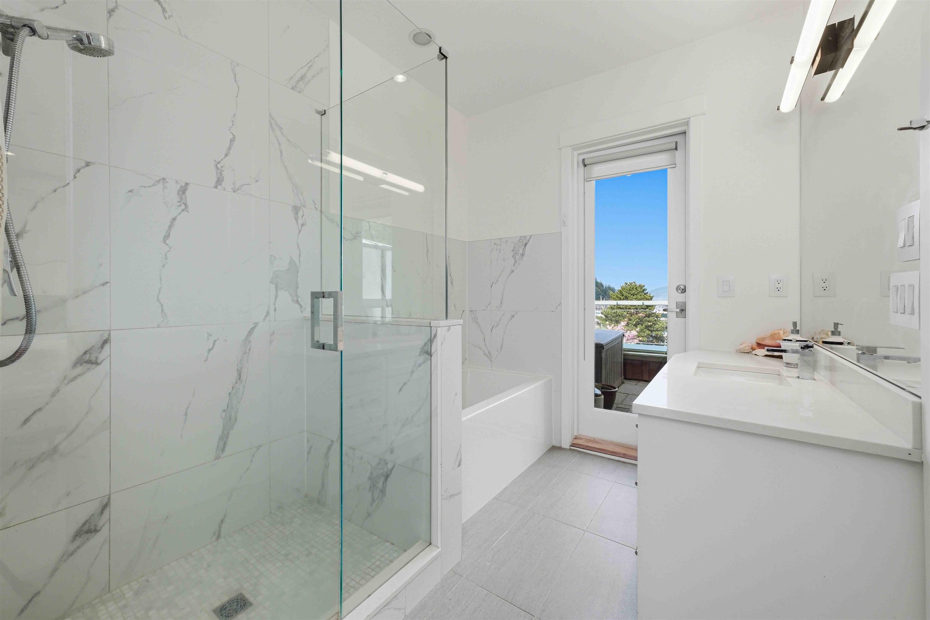 PH 1 6688 ROYAL AVENUE Unit: PH 1