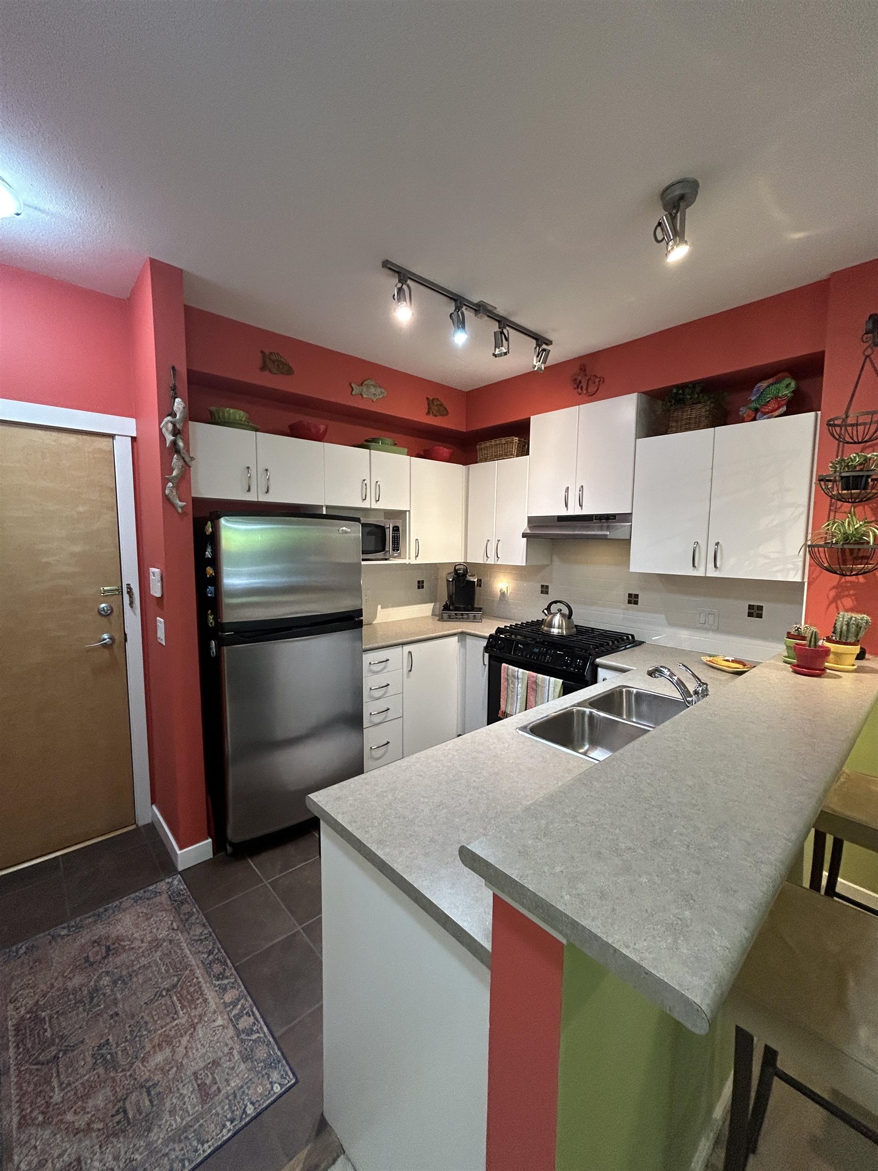 121 801 KLAHANIE DRIVE Unit: 121