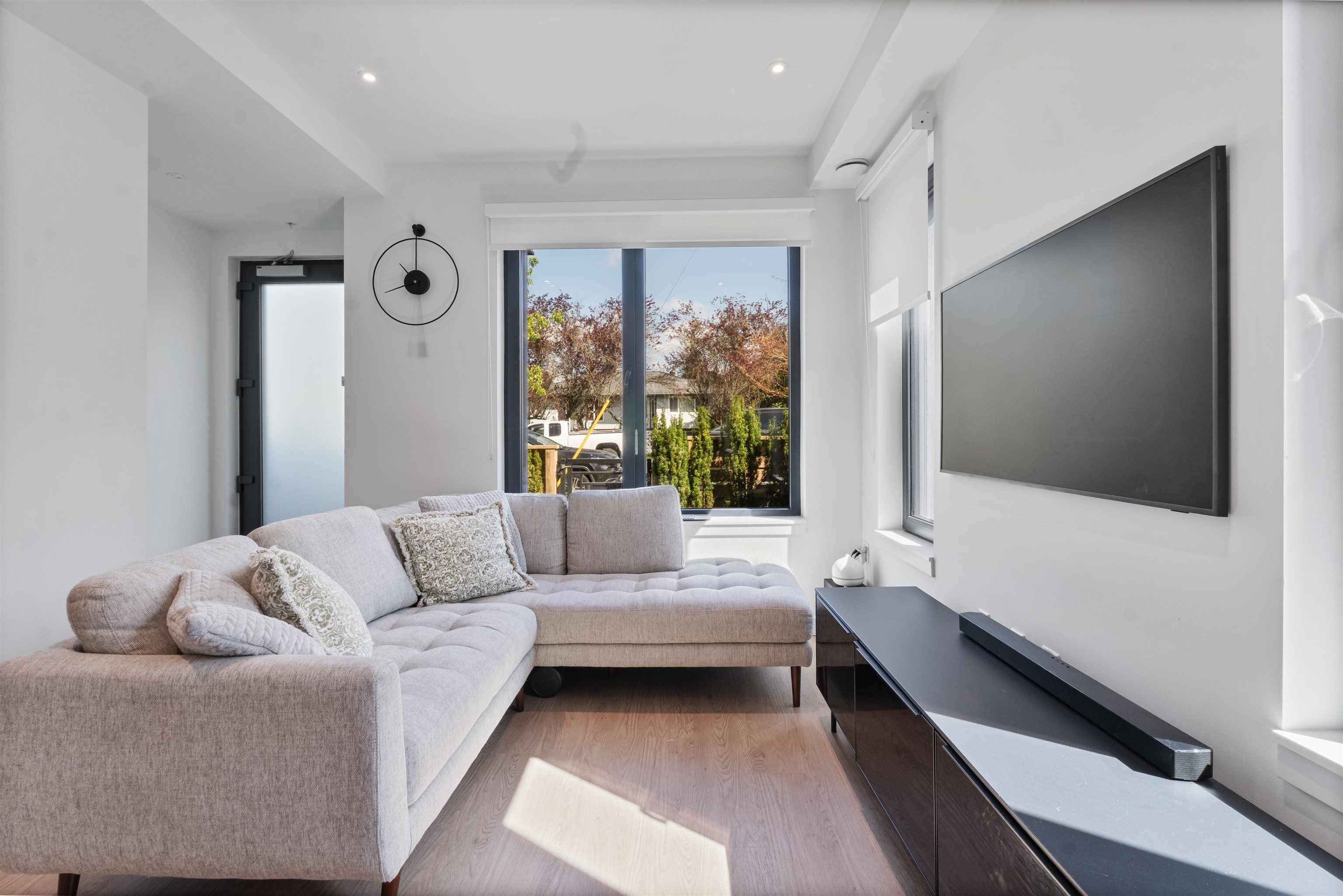 209 606 FOSTER AVENUE Unit: 209