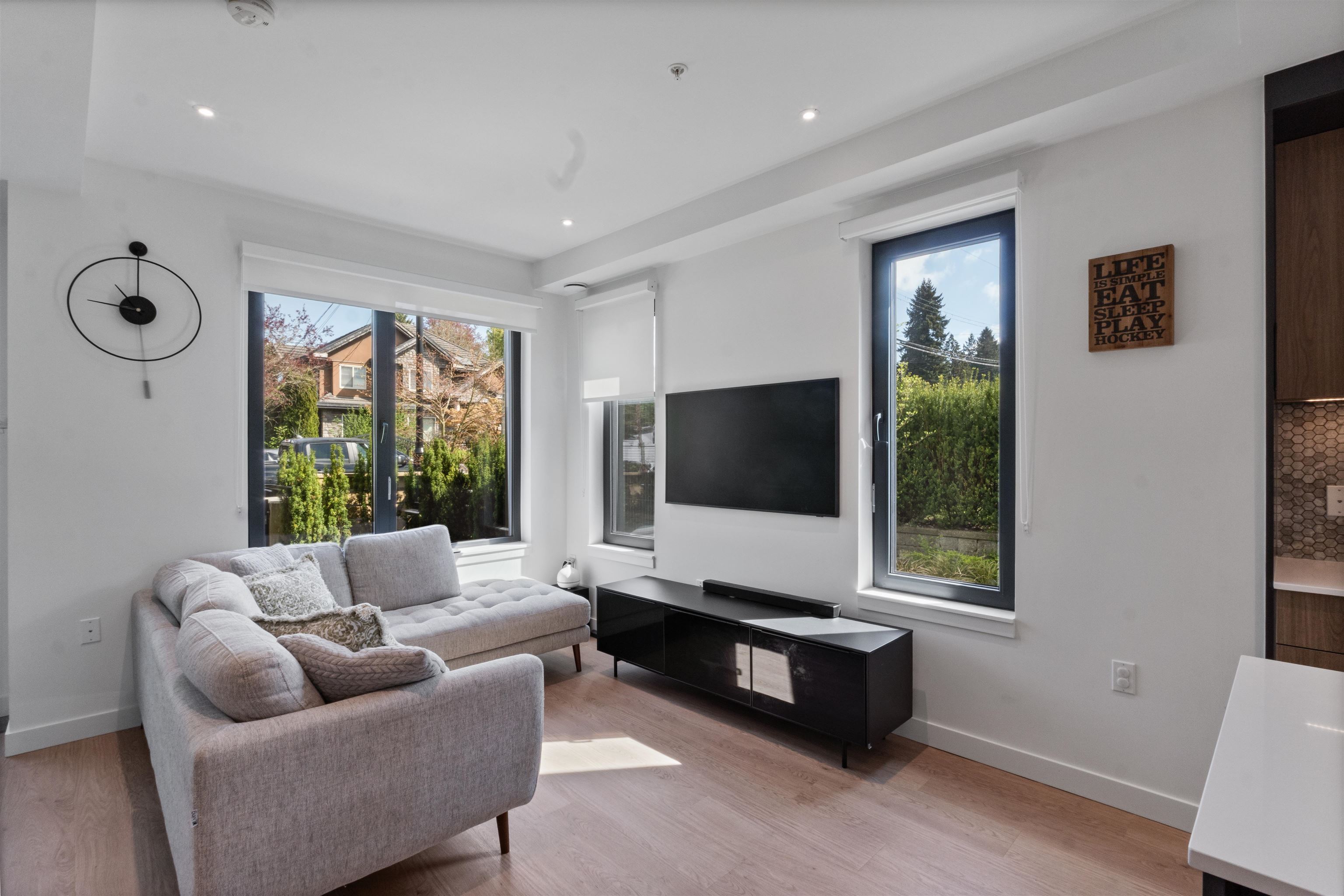 209 606 FOSTER AVENUE Unit: 209