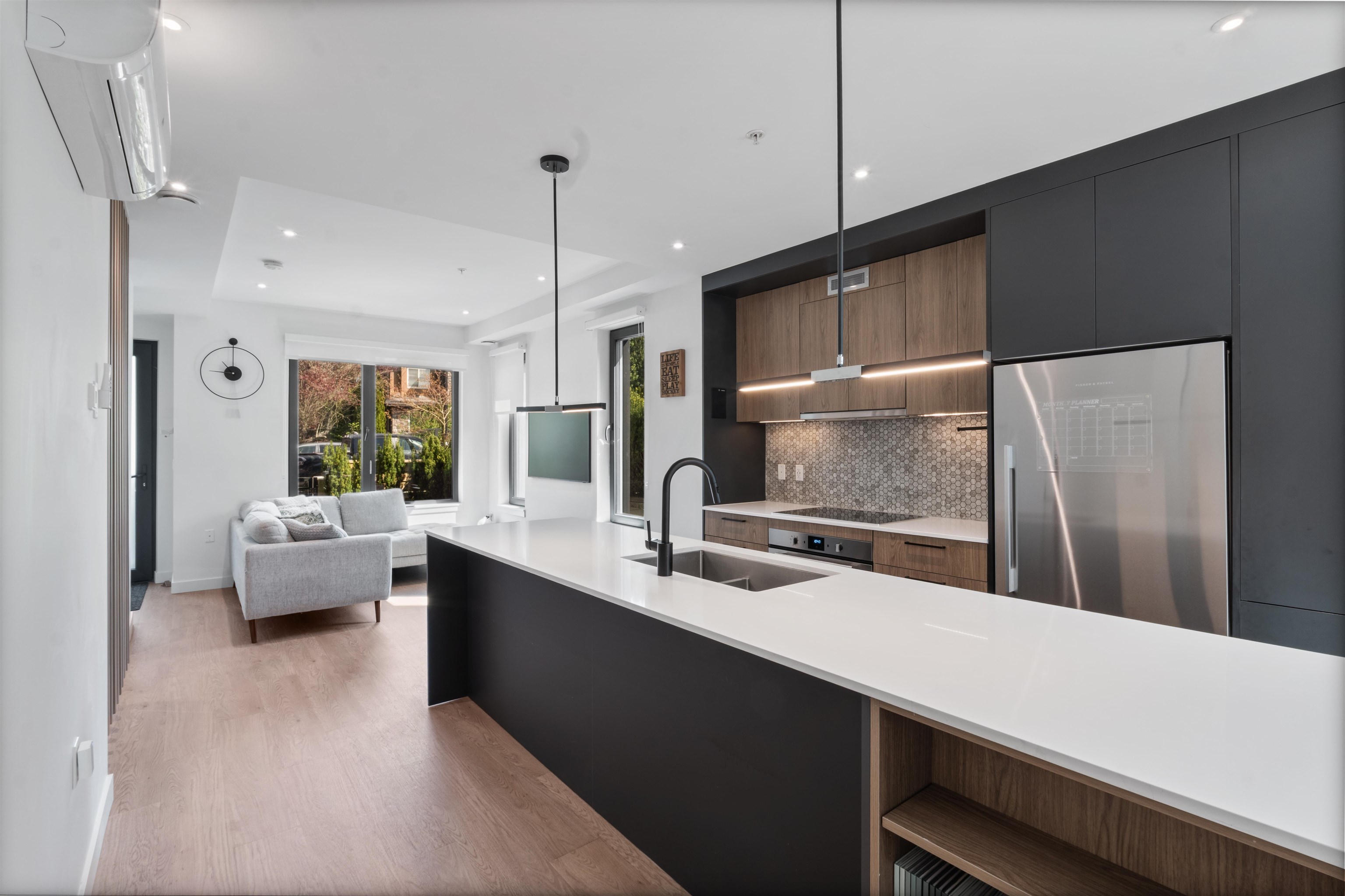 209 606 FOSTER AVENUE Unit: 209