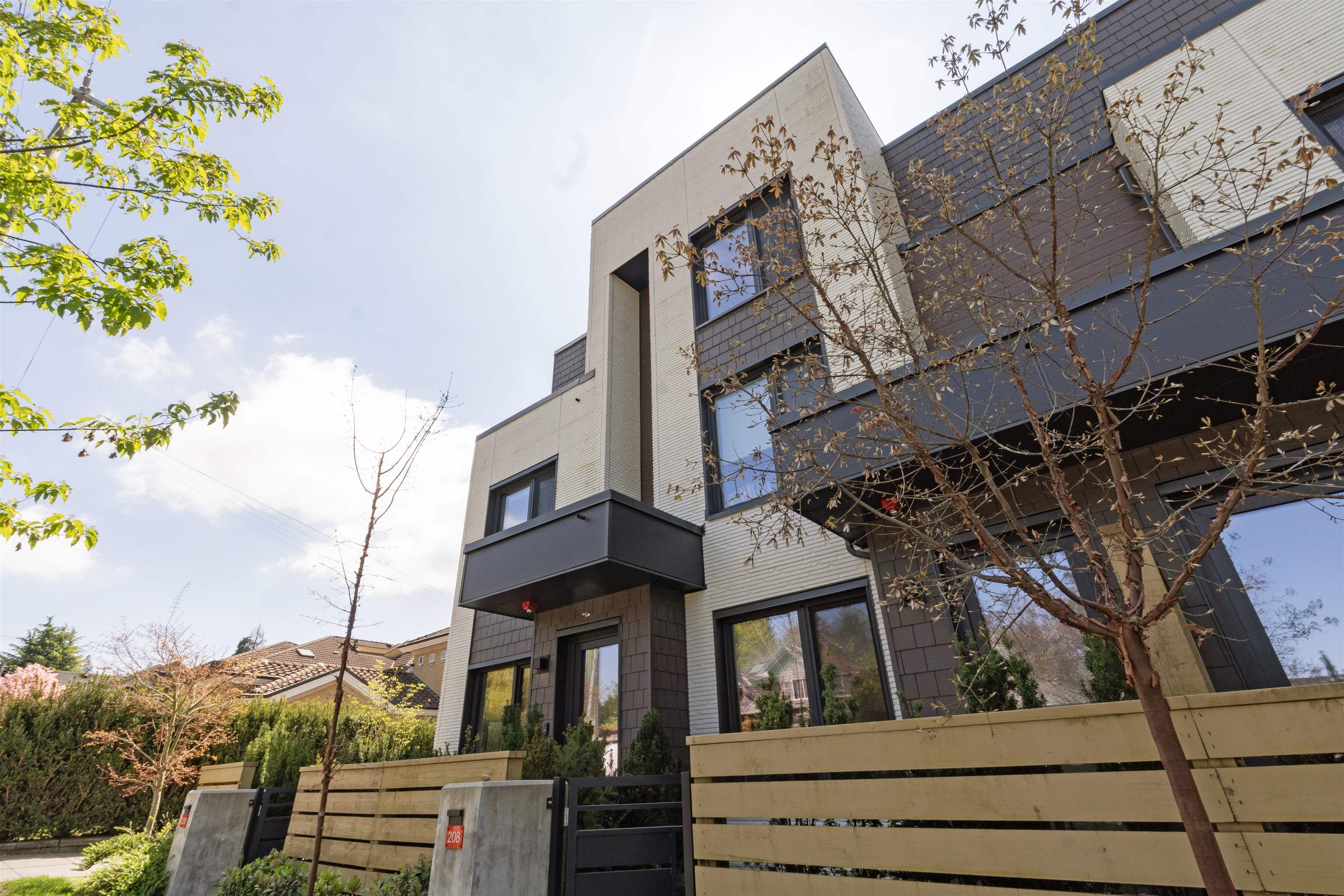 209 606 FOSTER AVENUE Unit: 209