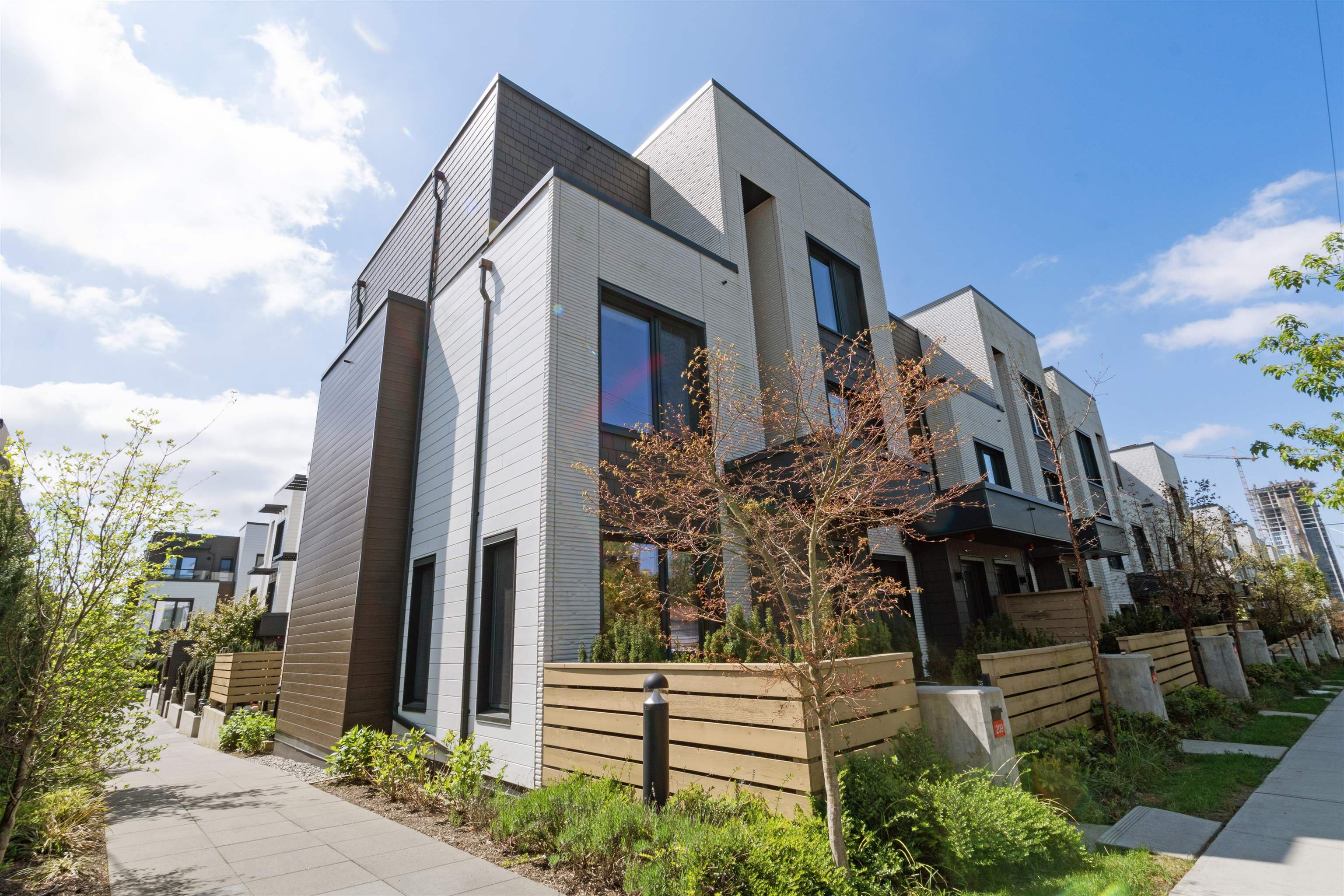 209 606 FOSTER AVENUE Unit: 209