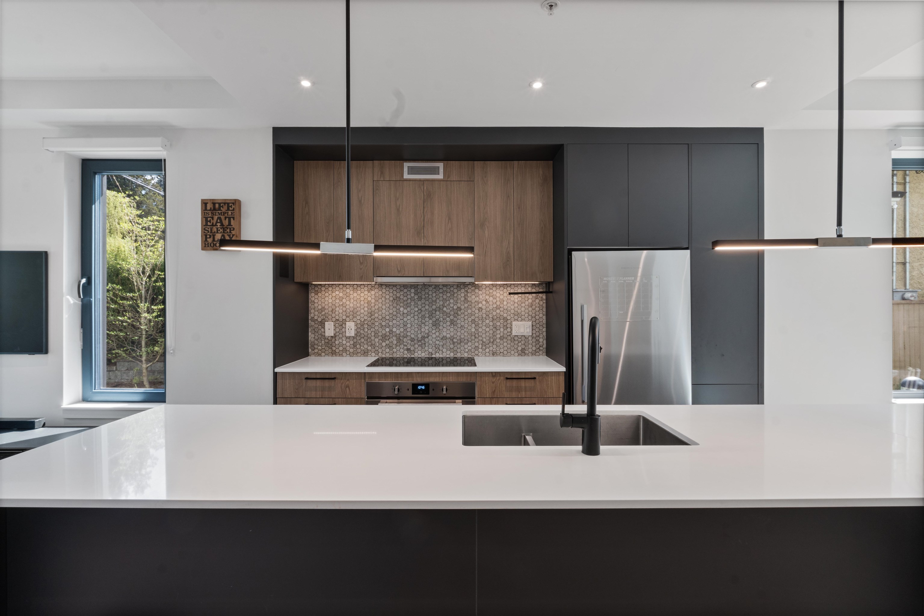 209 606 FOSTER AVENUE Unit: 209