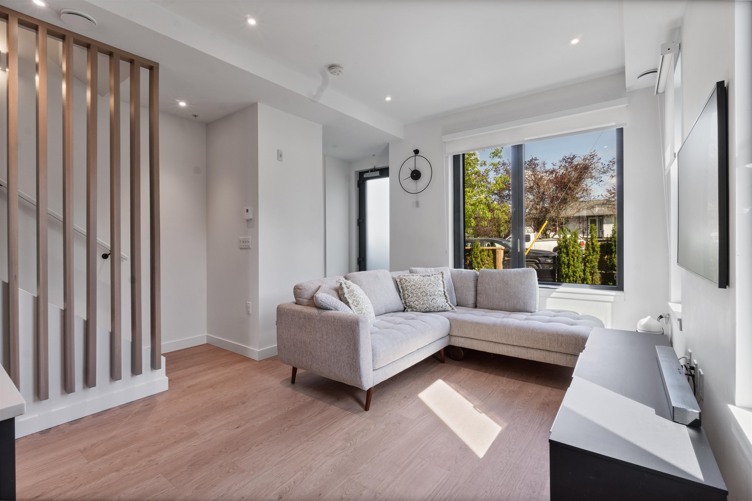 209 606 FOSTER AVENUE Unit: 209