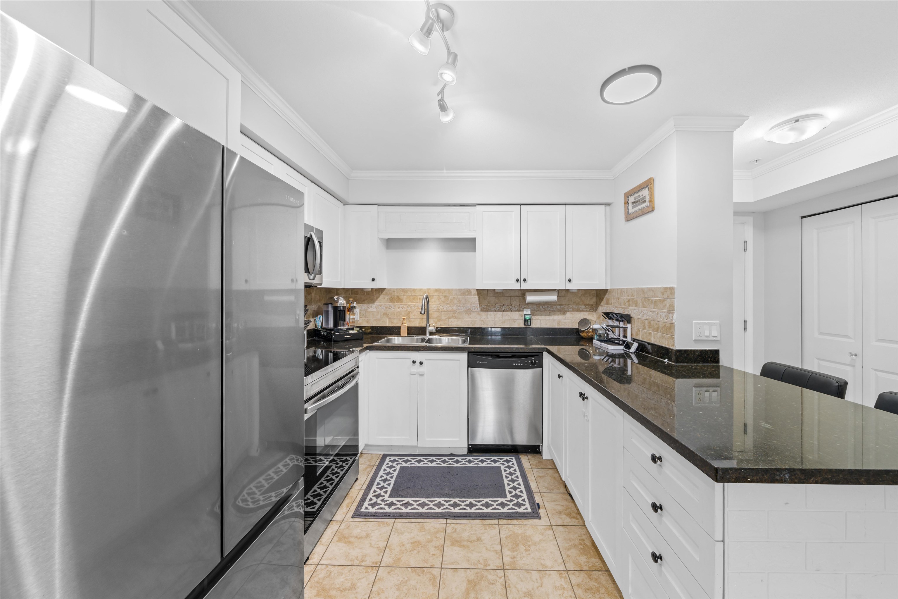 213 22255 122 AVENUE Unit: 213