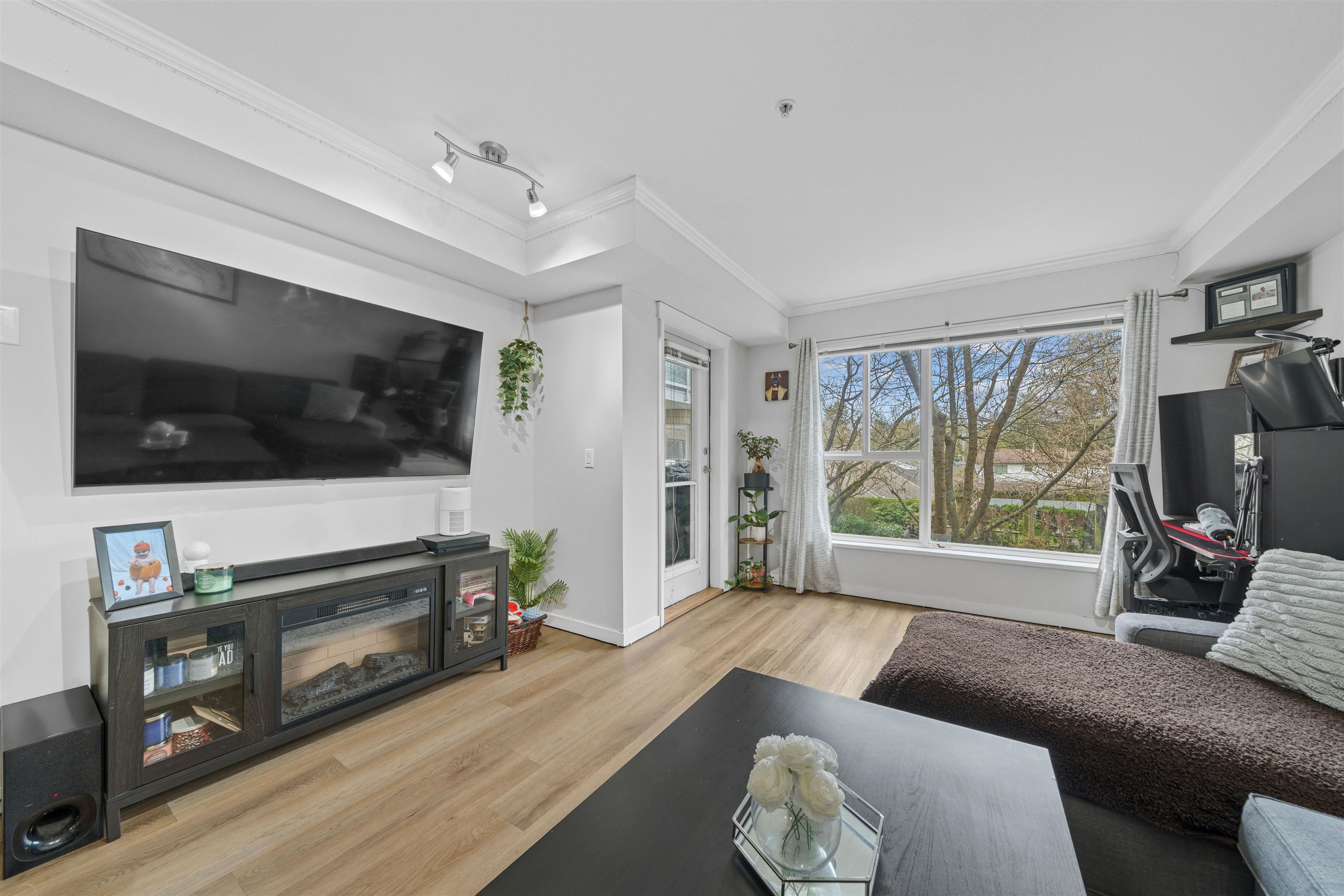 213 22255 122 AVENUE Unit: 213