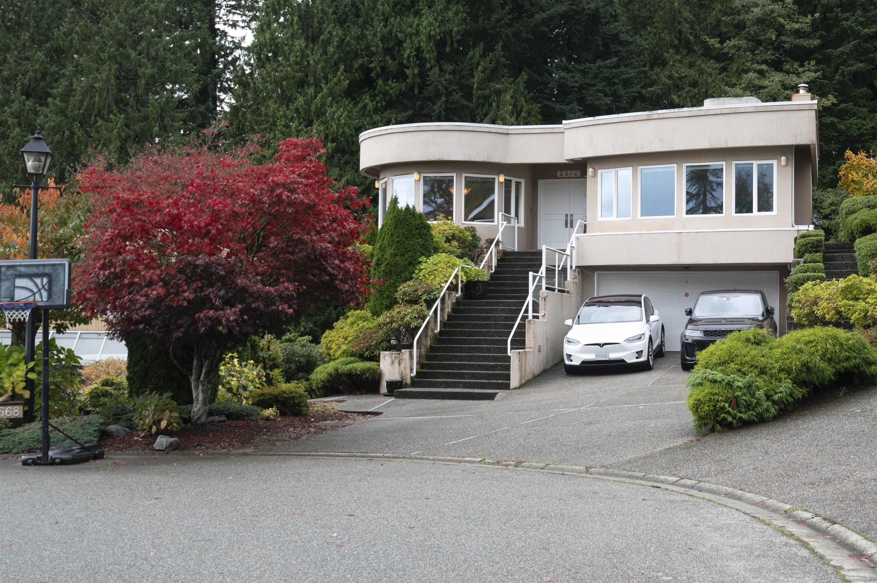 2572 WESTHILL CLOSE