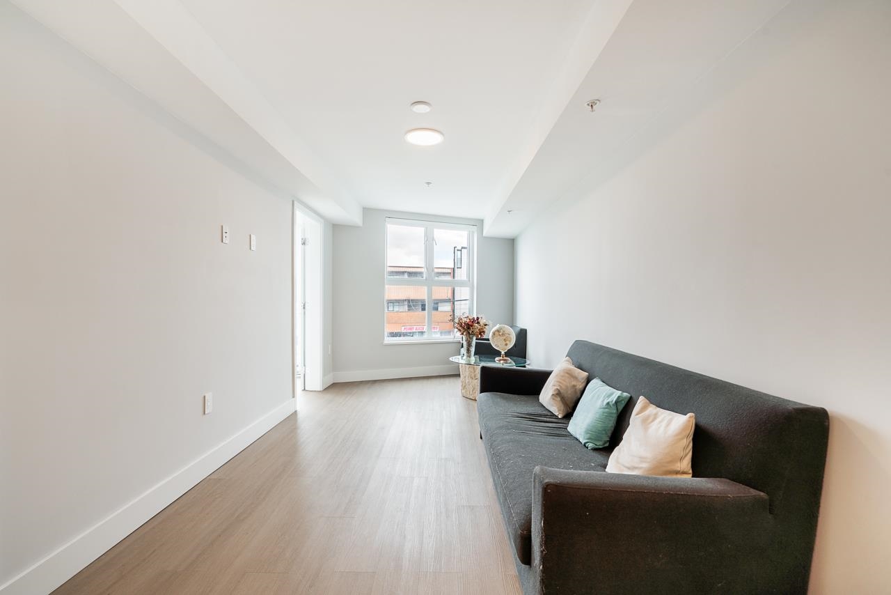206 3050 KINGSWAY Unit: 206