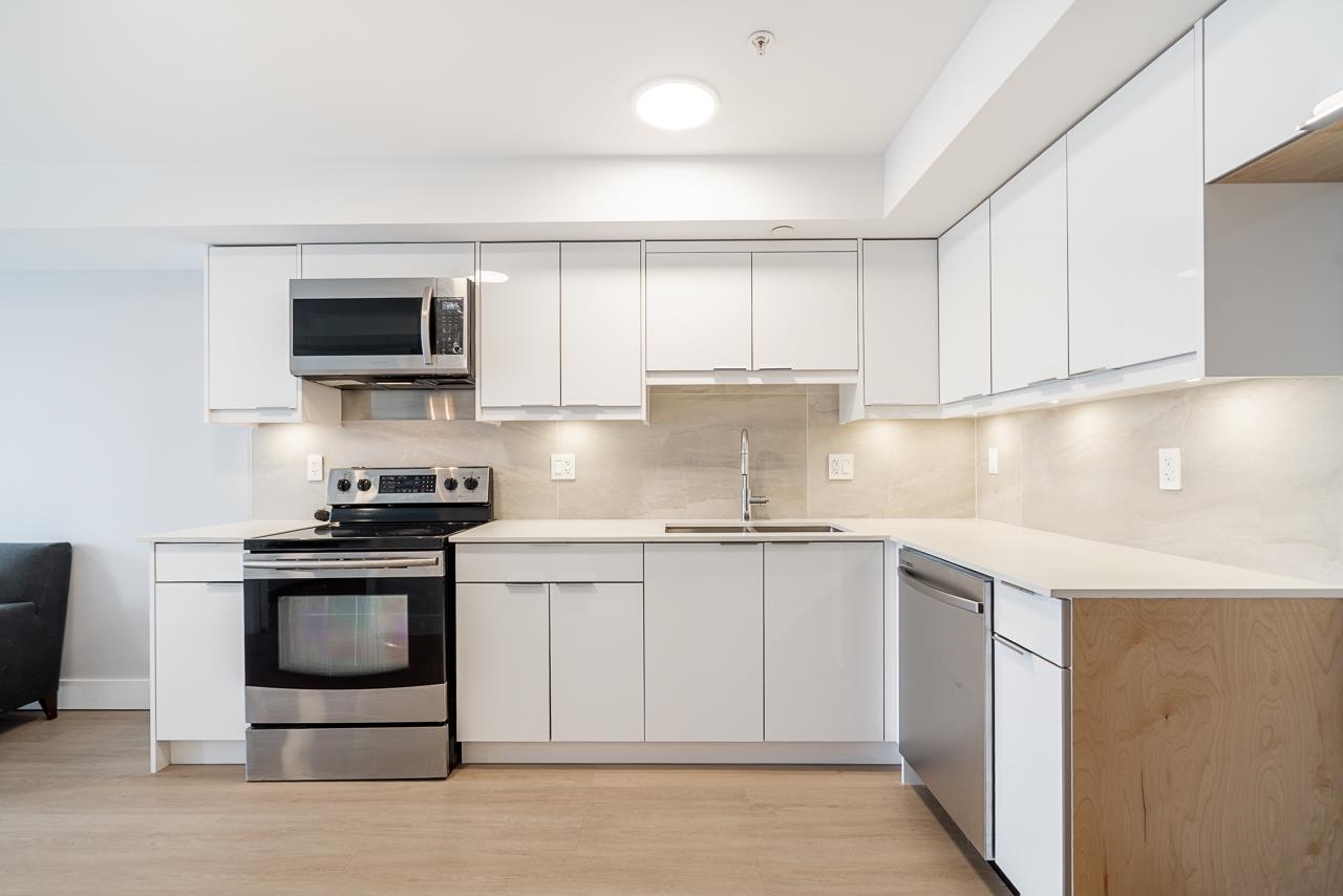 206 3050 KINGSWAY Unit: 206