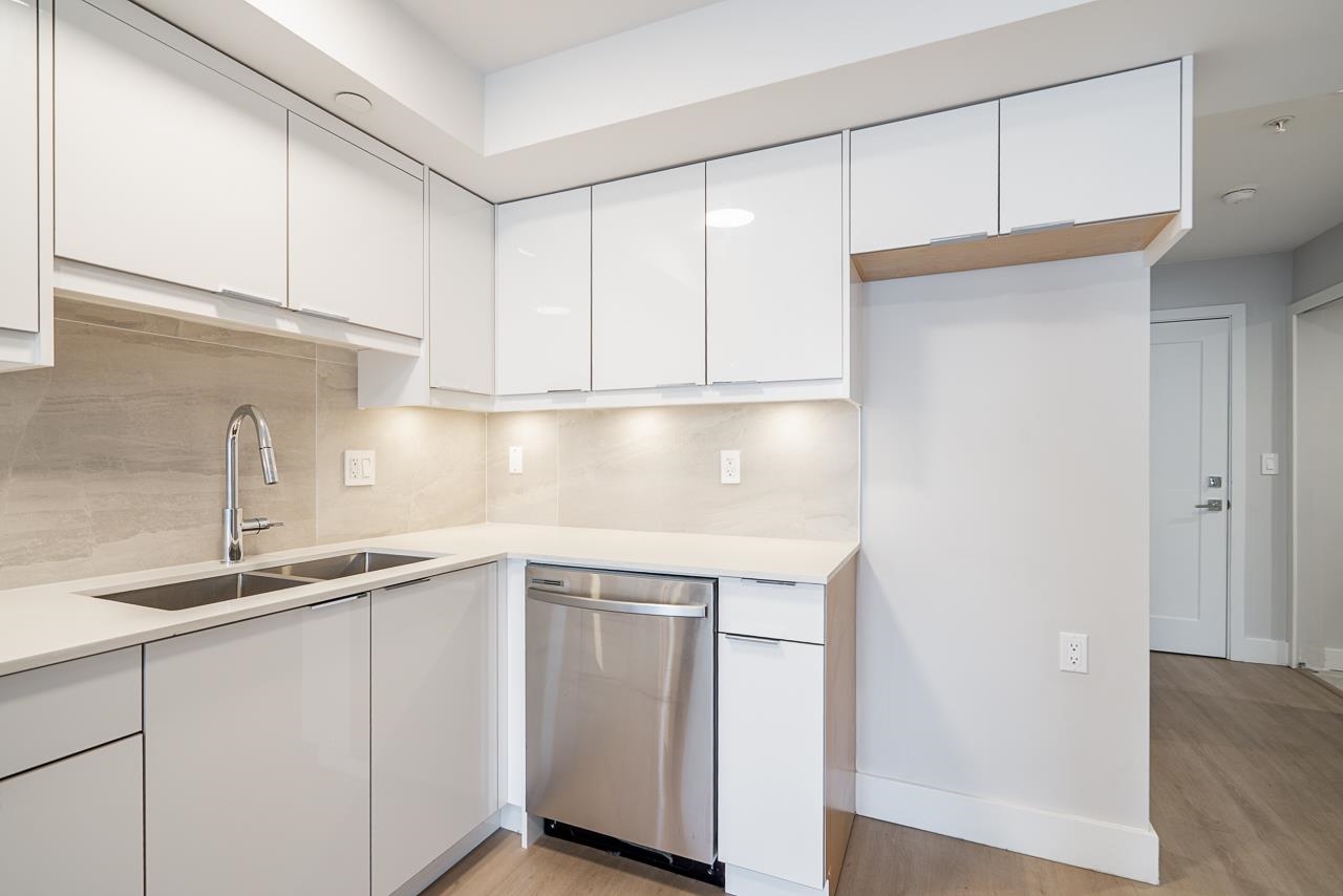206 3050 KINGSWAY Unit: 206