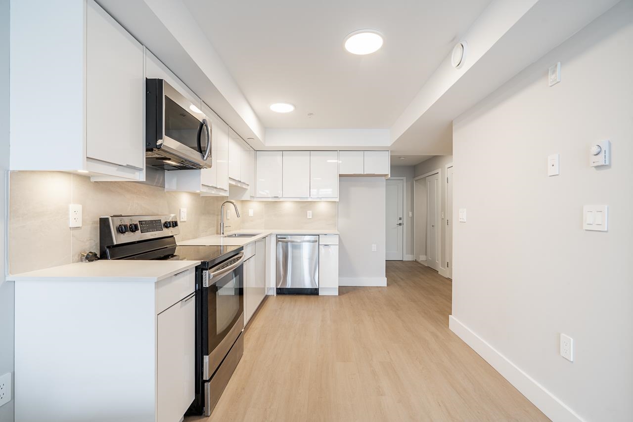 206 3050 KINGSWAY Unit: 206