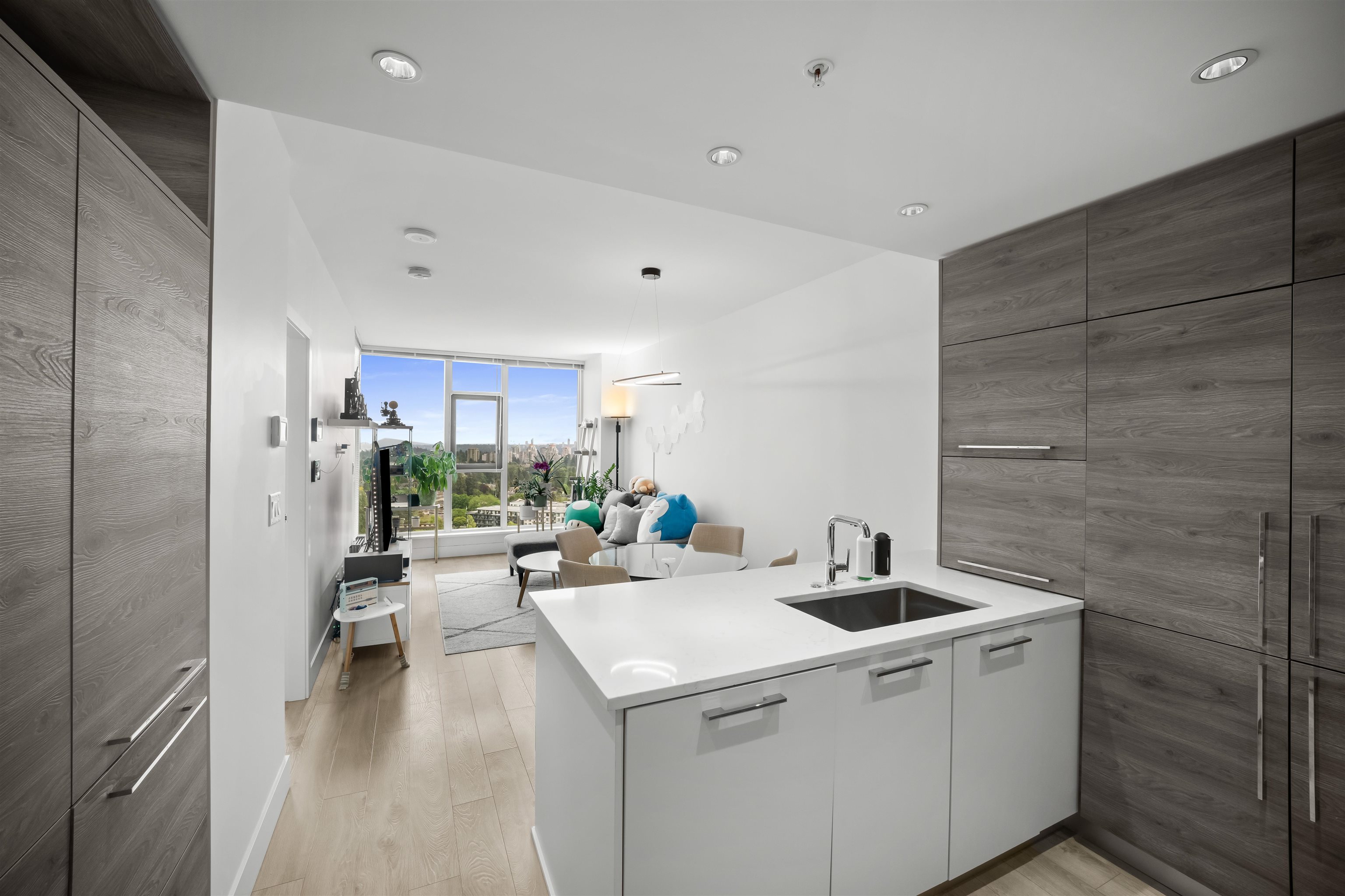 2006 7388 KINGSWAY Unit: 2006