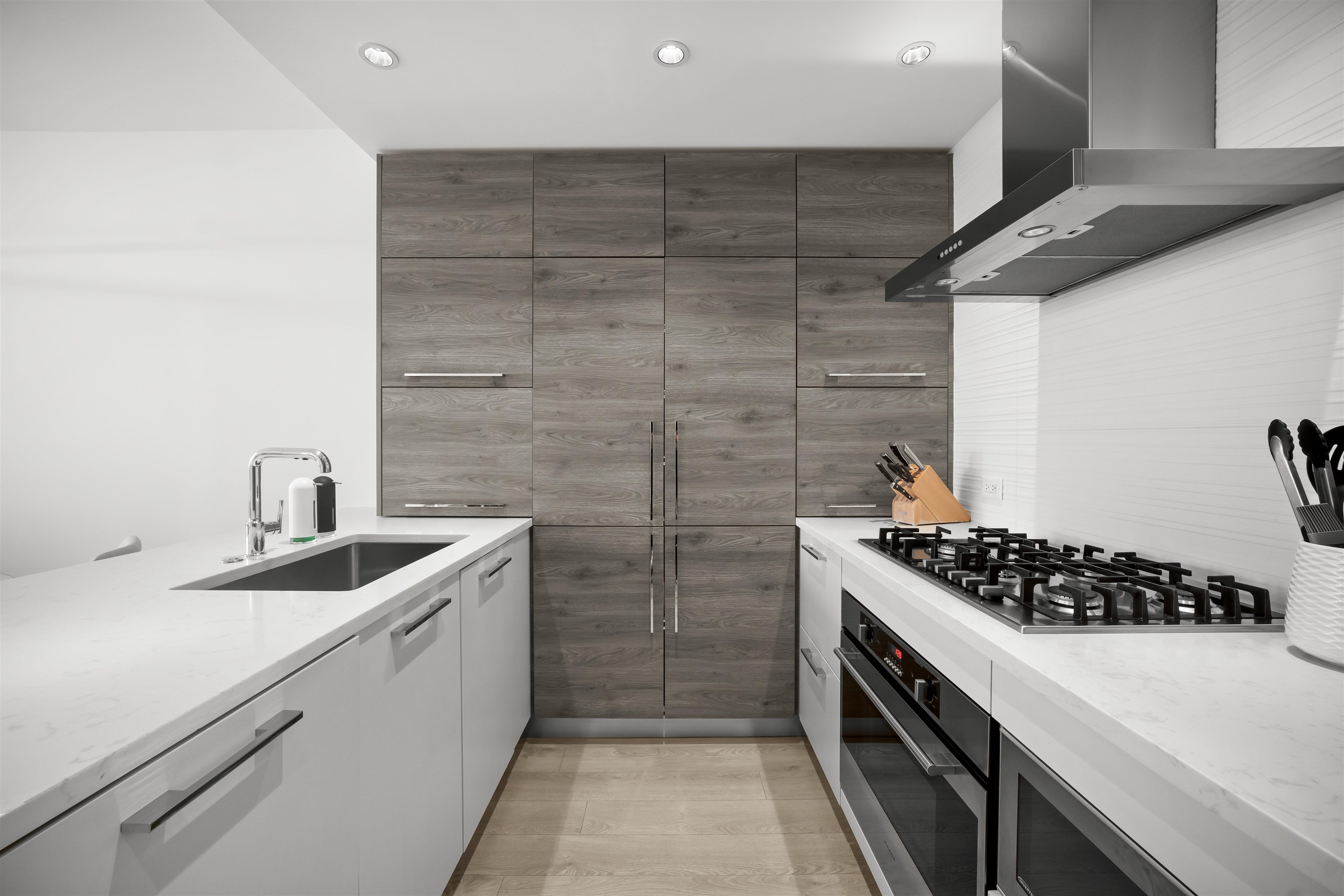 2006 7388 KINGSWAY Unit: 2006
