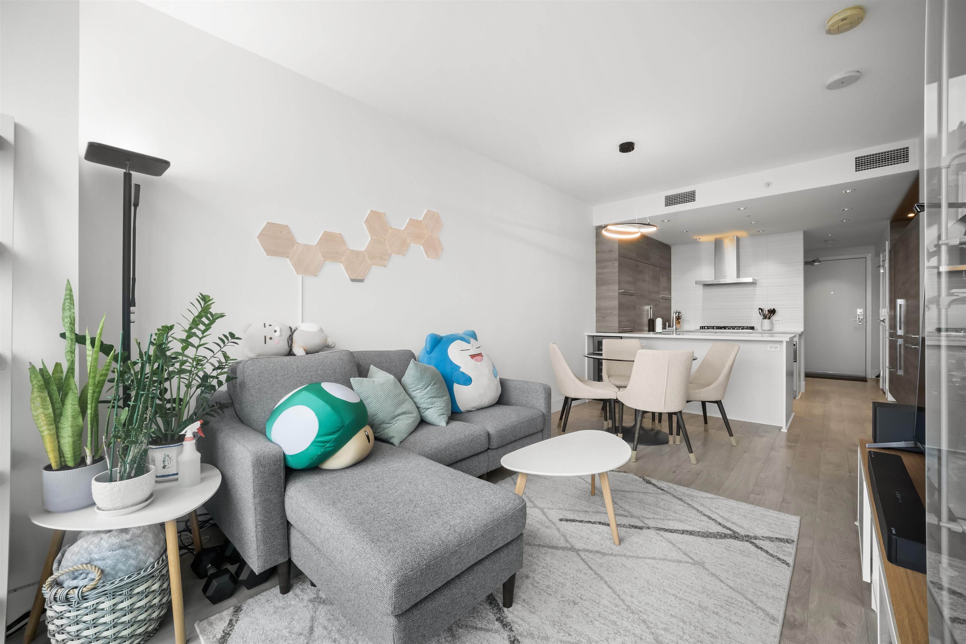 2006 7388 KINGSWAY Unit: 2006