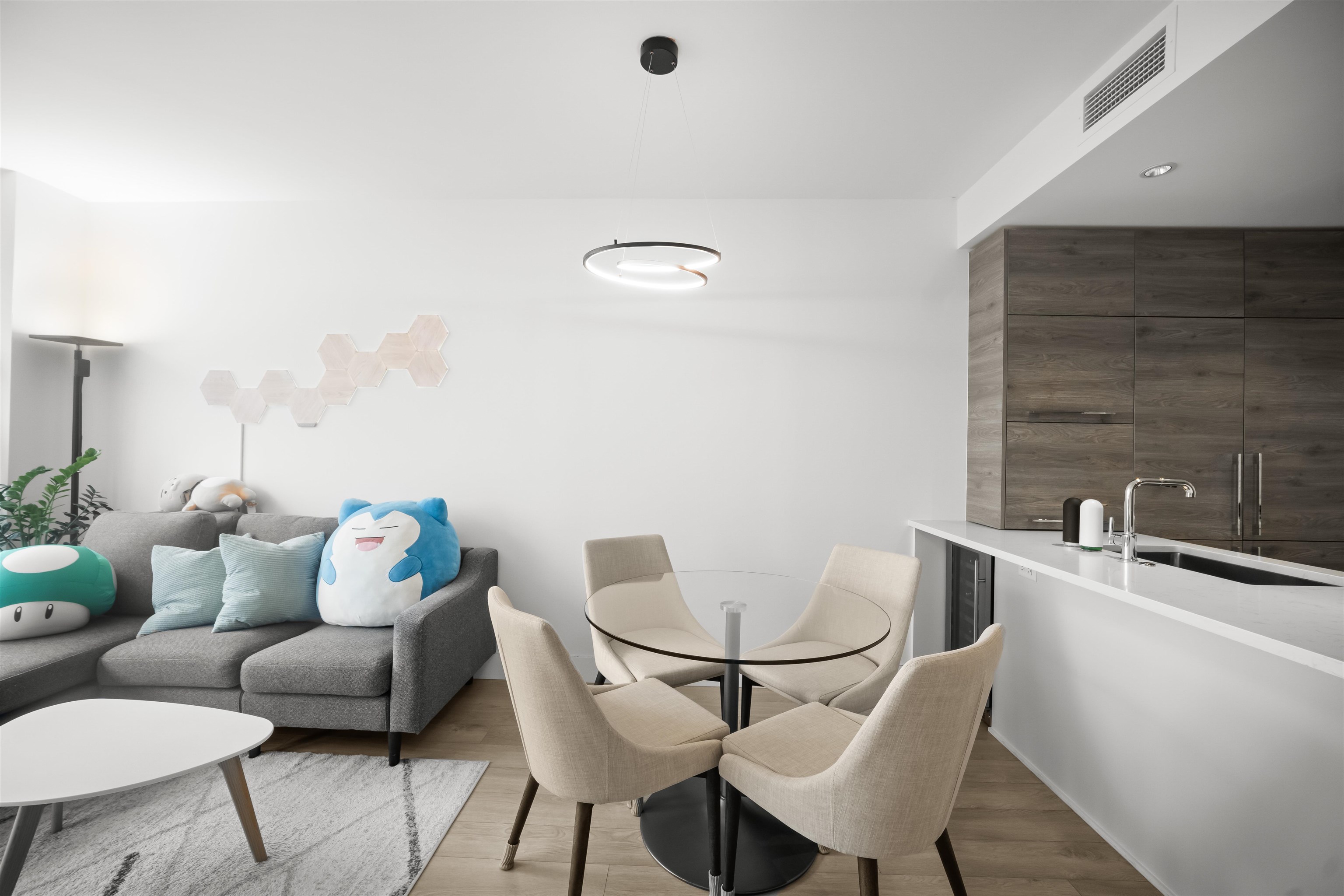 2006 7388 KINGSWAY Unit: 2006