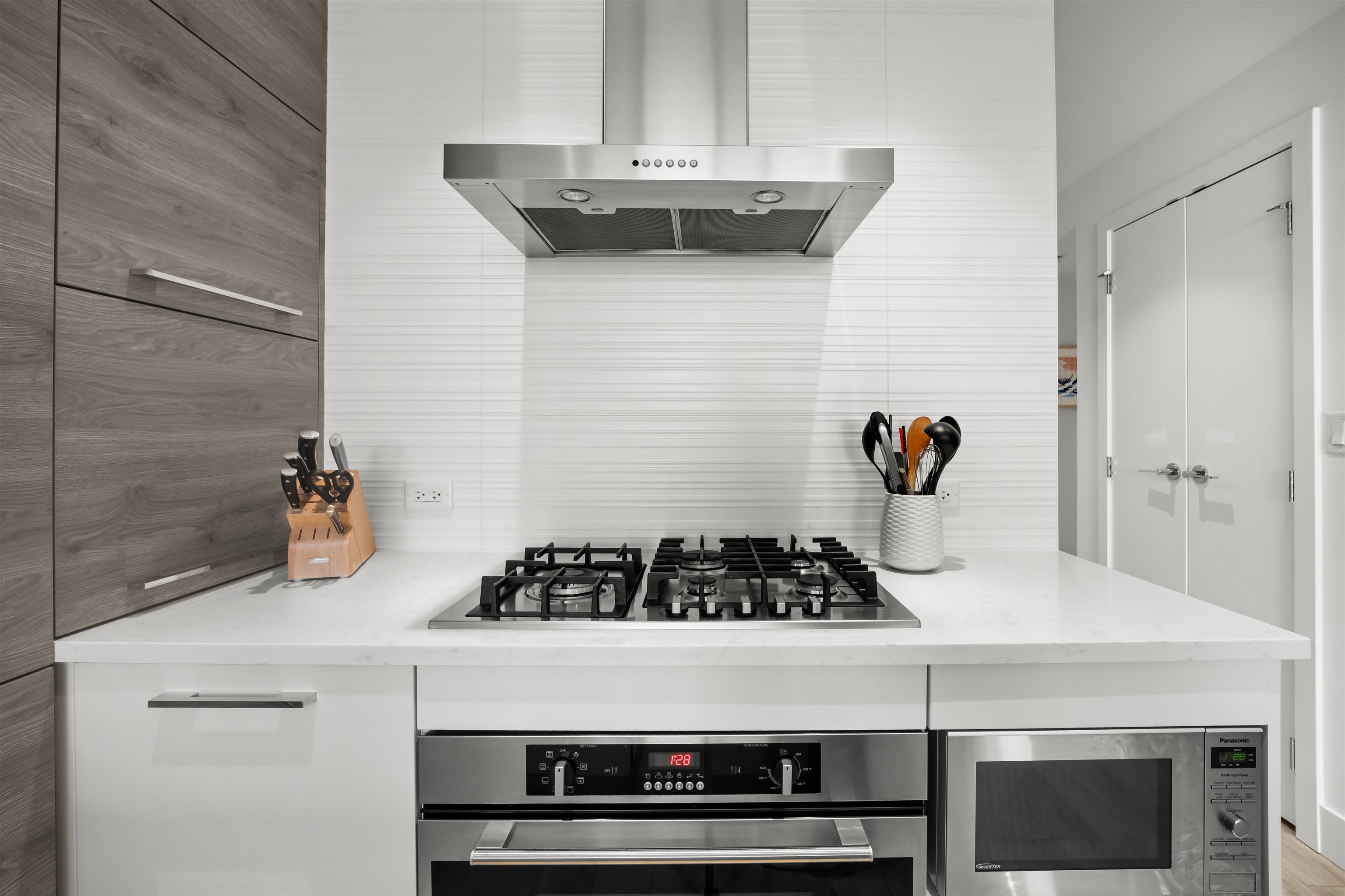2006 7388 KINGSWAY Unit: 2006