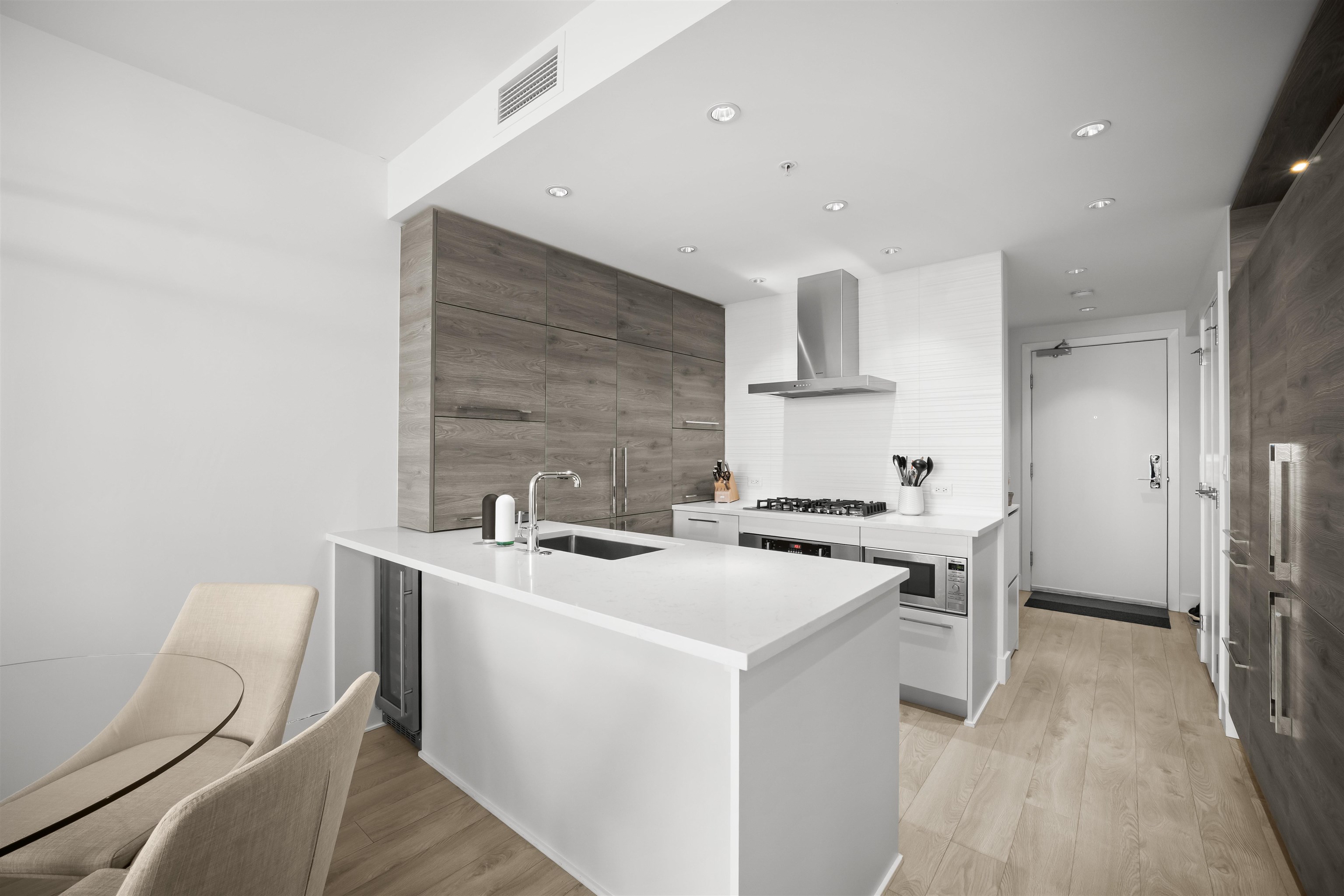 2006 7388 KINGSWAY Unit: 2006