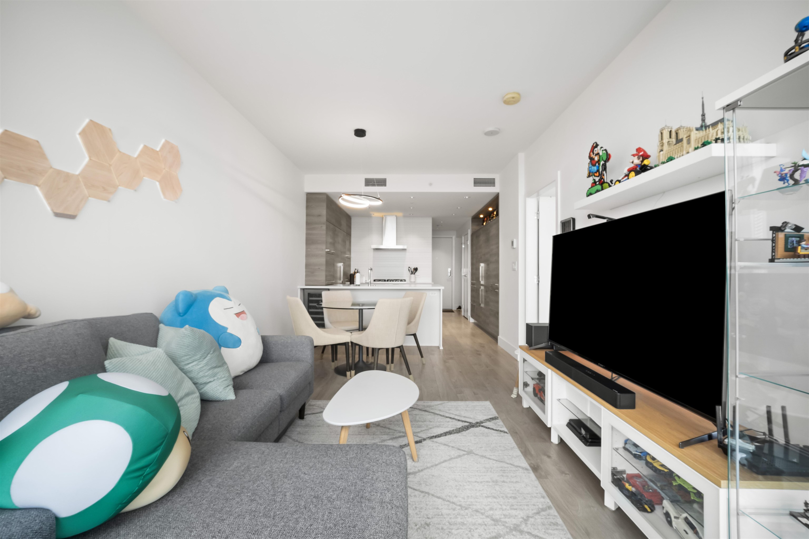 2006 7388 KINGSWAY Unit: 2006