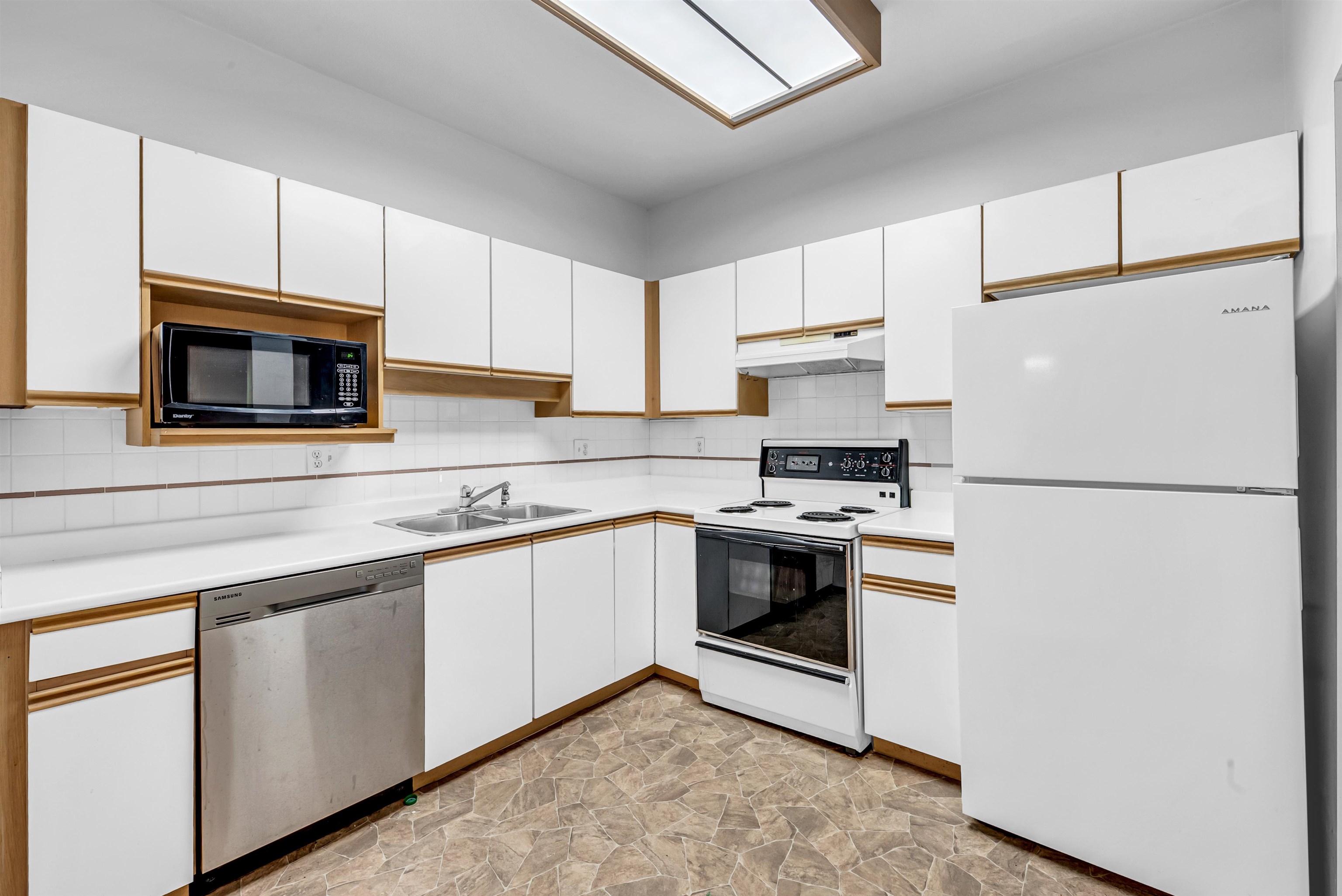 212 13918 72 AVENUE Unit: 212