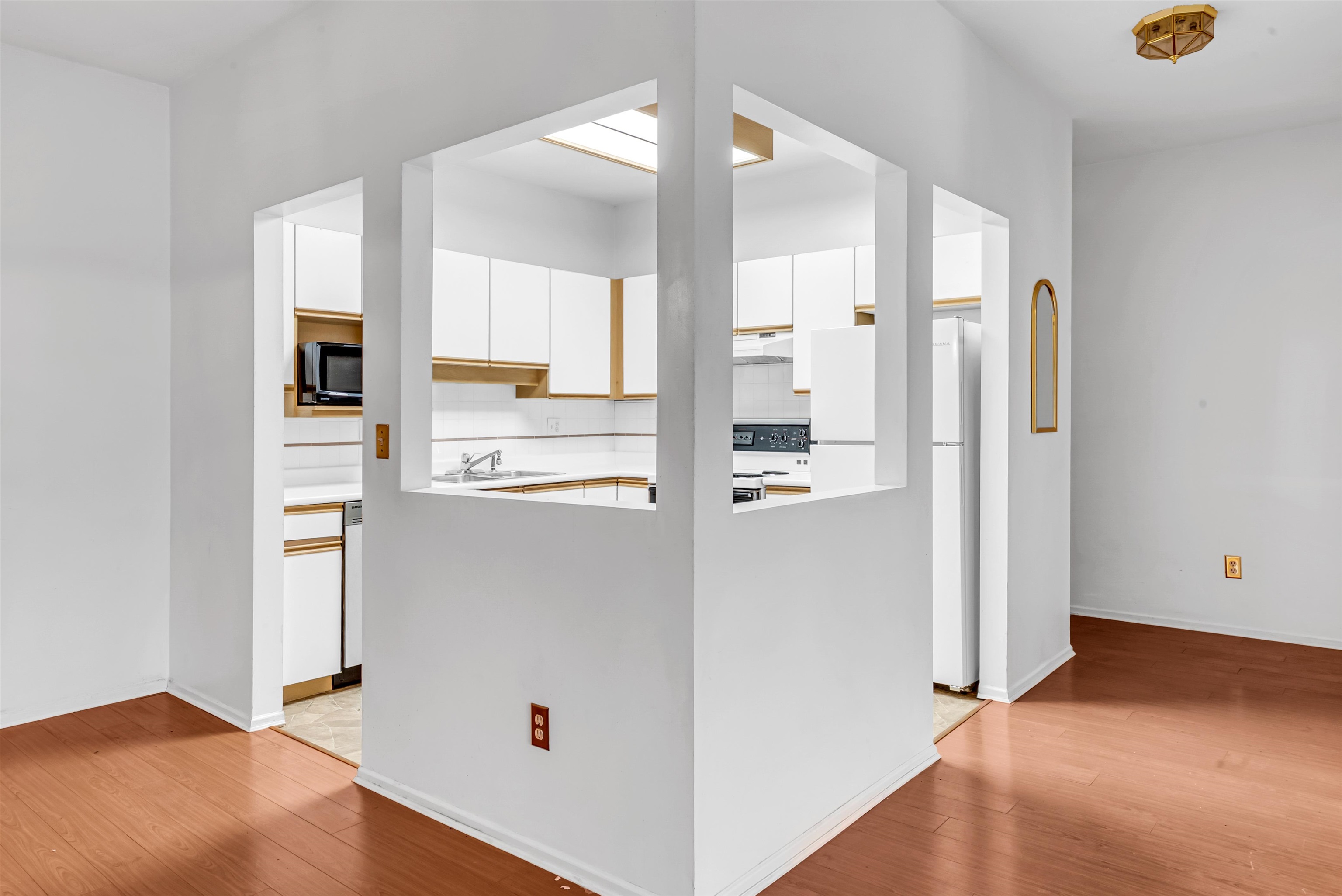 212 13918 72 AVENUE Unit: 212