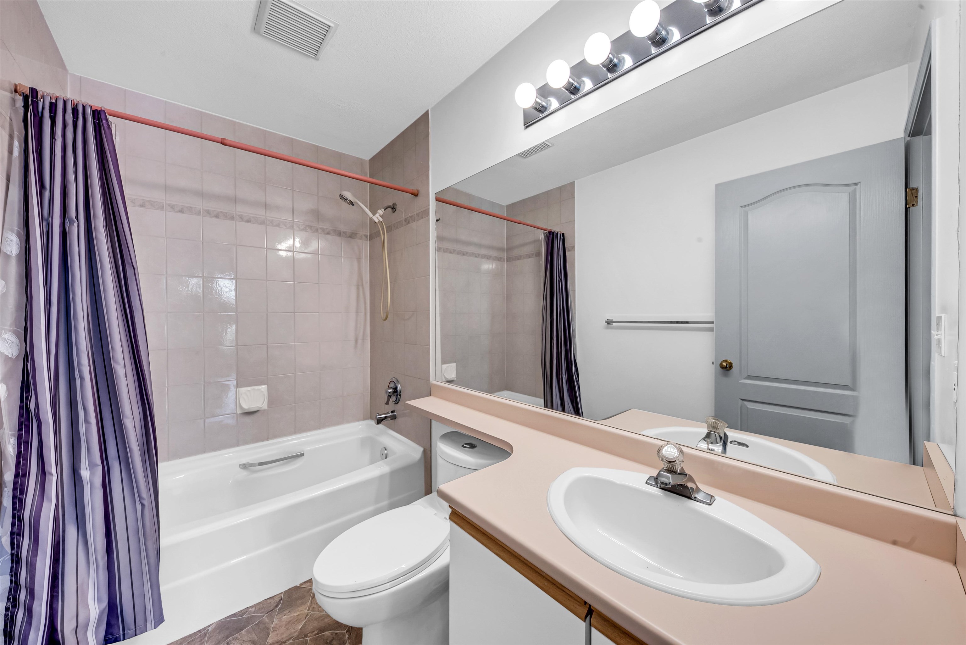 212 13918 72 AVENUE Unit: 212