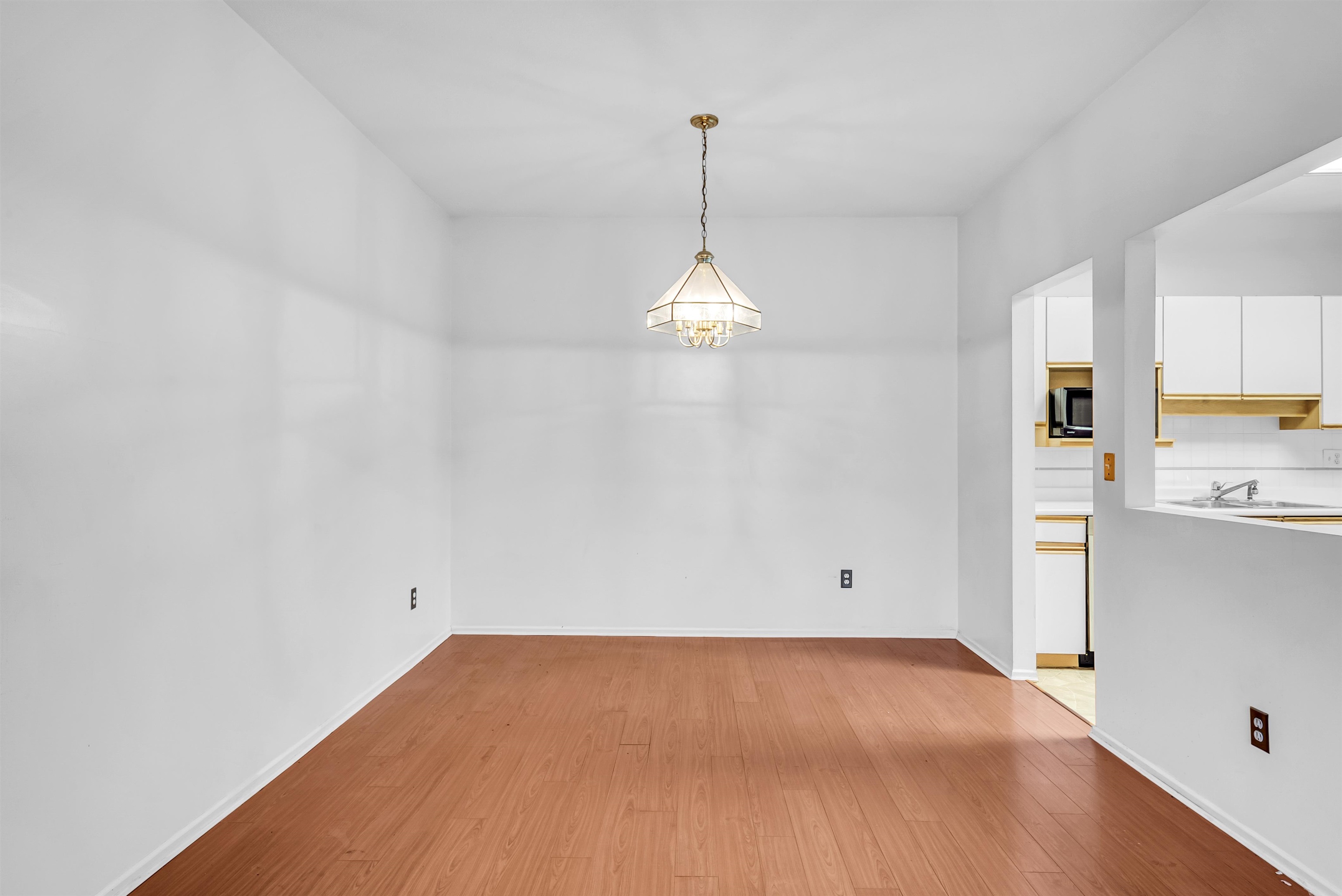 212 13918 72 AVENUE Unit: 212