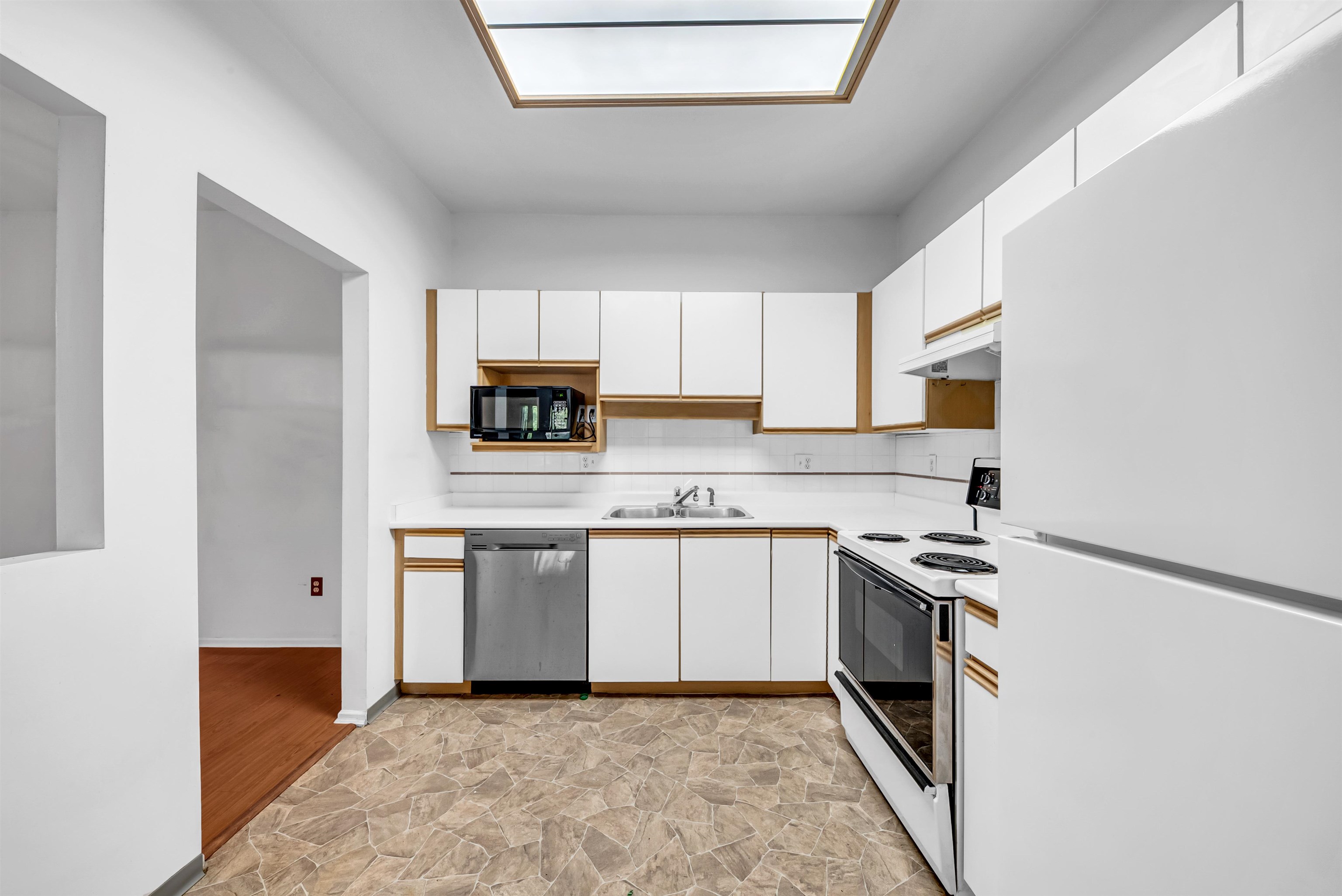212 13918 72 AVENUE Unit: 212