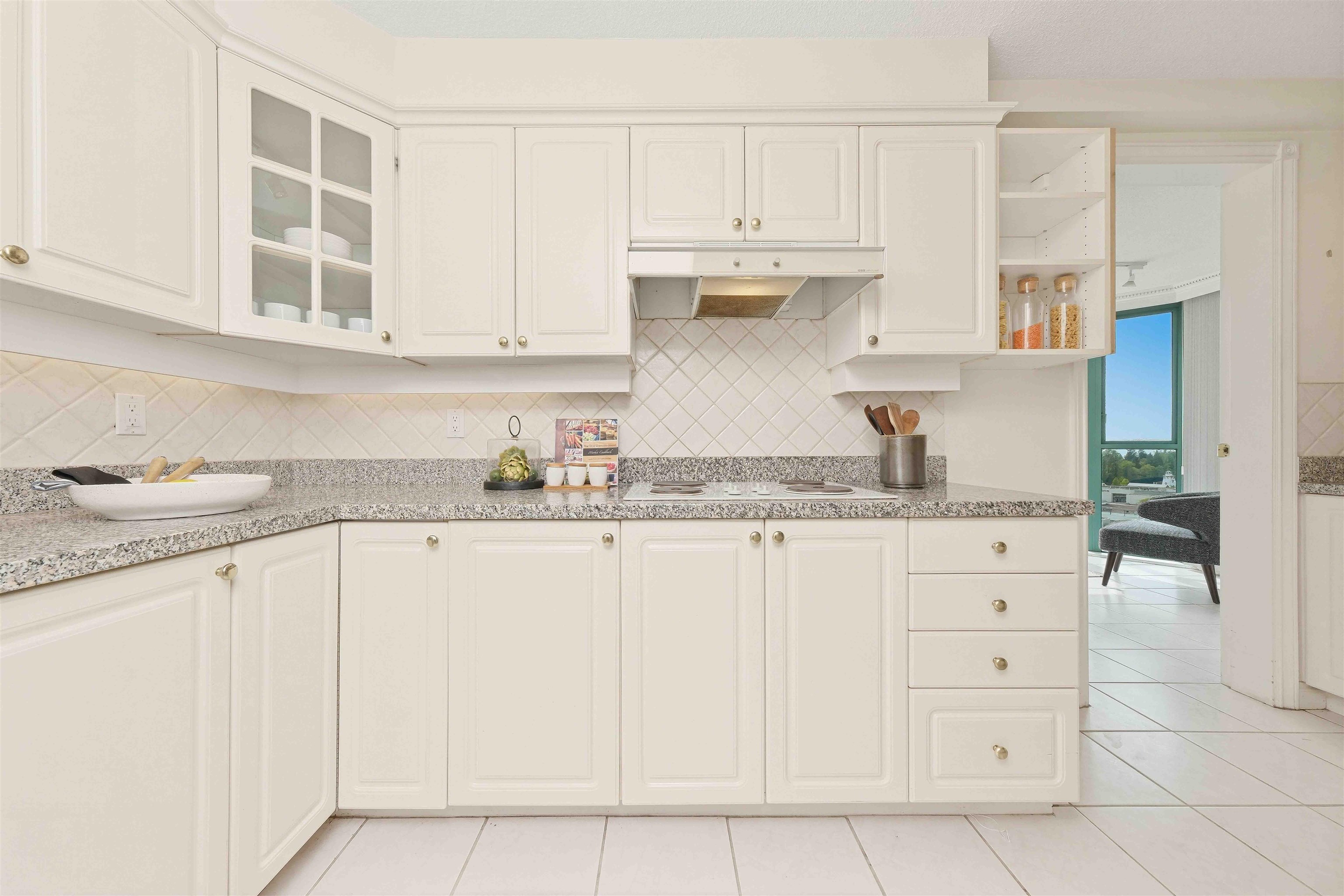 18D 338 TAYLOR WAY Unit: 18D
