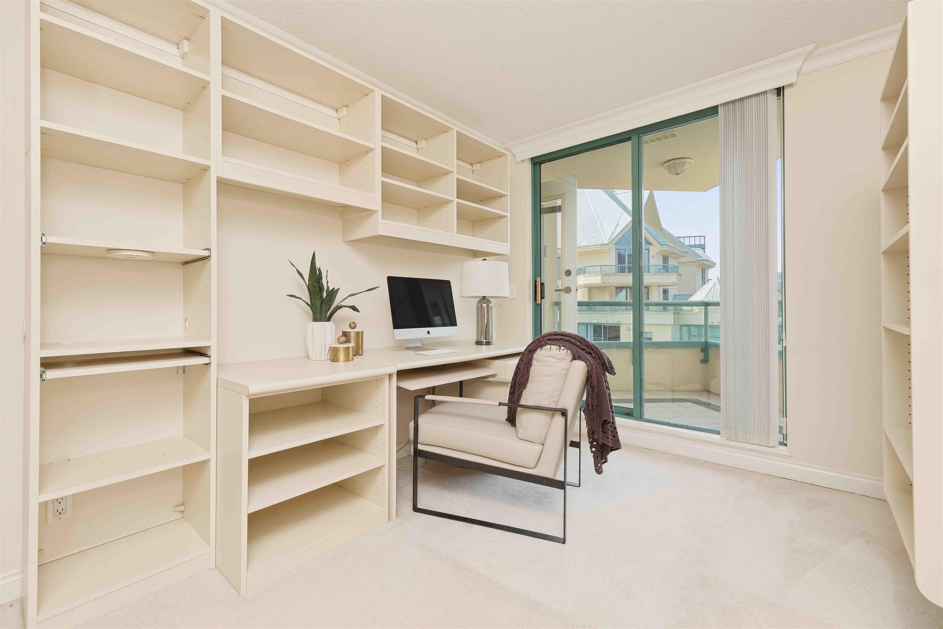 18D 338 TAYLOR WAY Unit: 18D