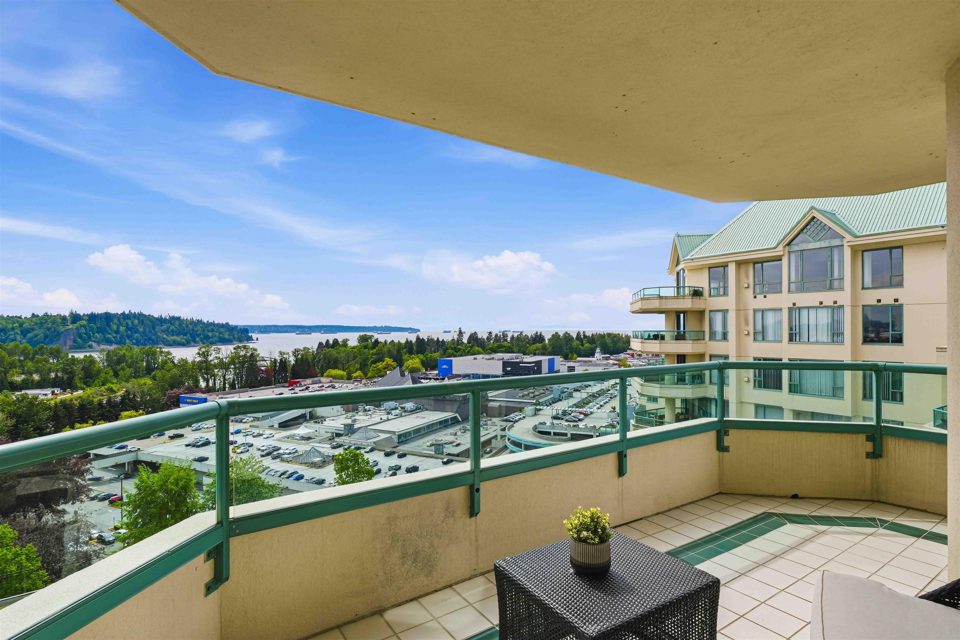 18D 338 TAYLOR WAY Unit: 18D